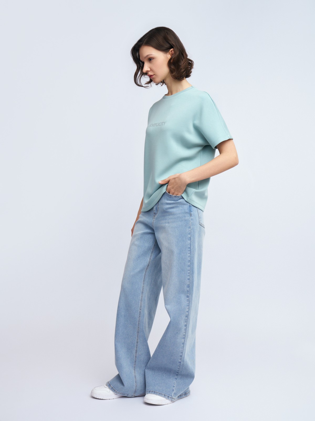 Блузка-футболка из неопрена с принтом-надписью