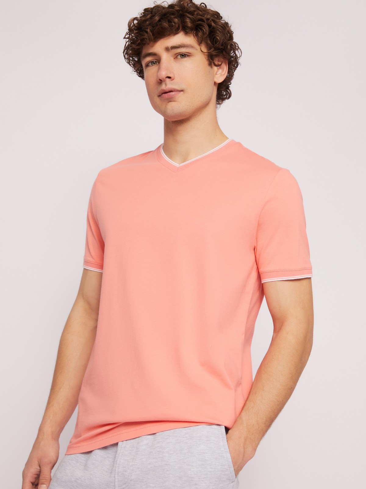 Футболка из хлопка с треугольным вырезом