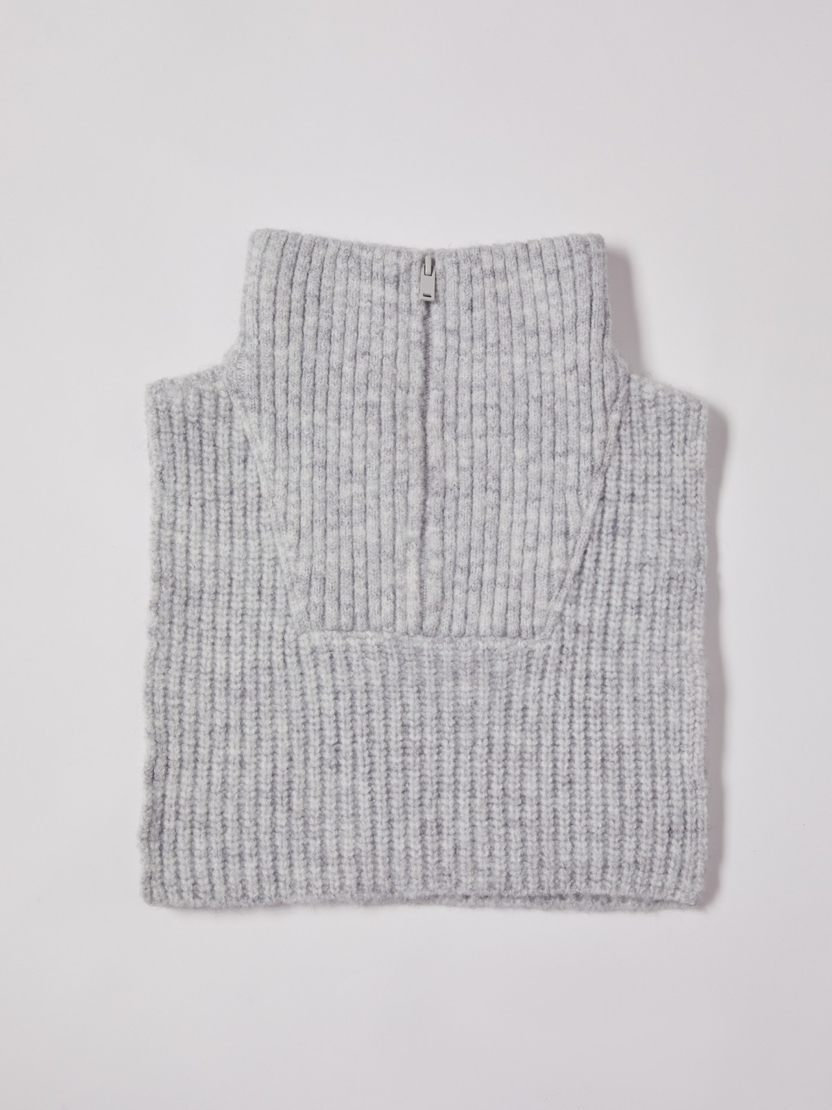 Вязаная манишка на молнии