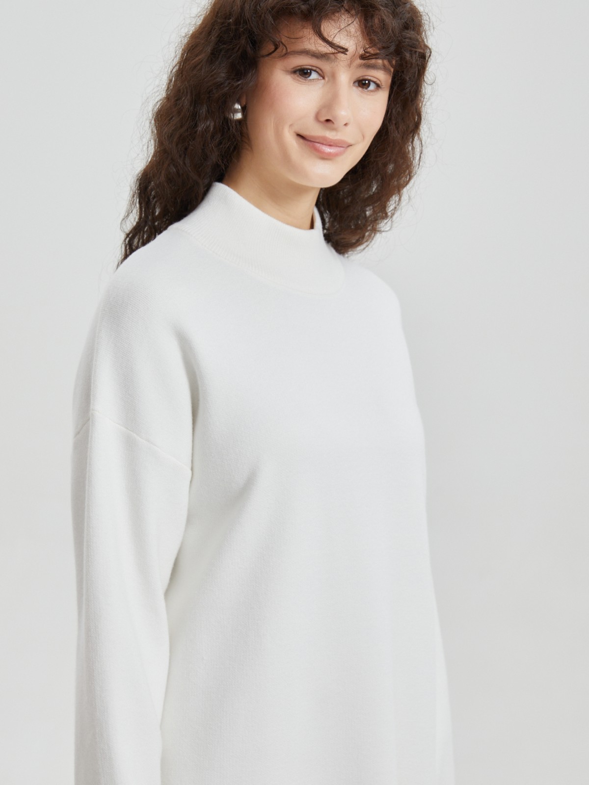 Вязаное платье-свитер с горлом