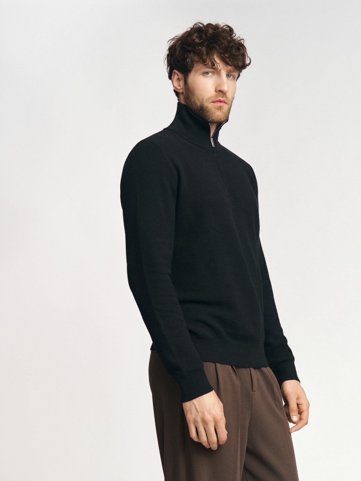 Тонкий трикотажный свитер с горлом на молнии