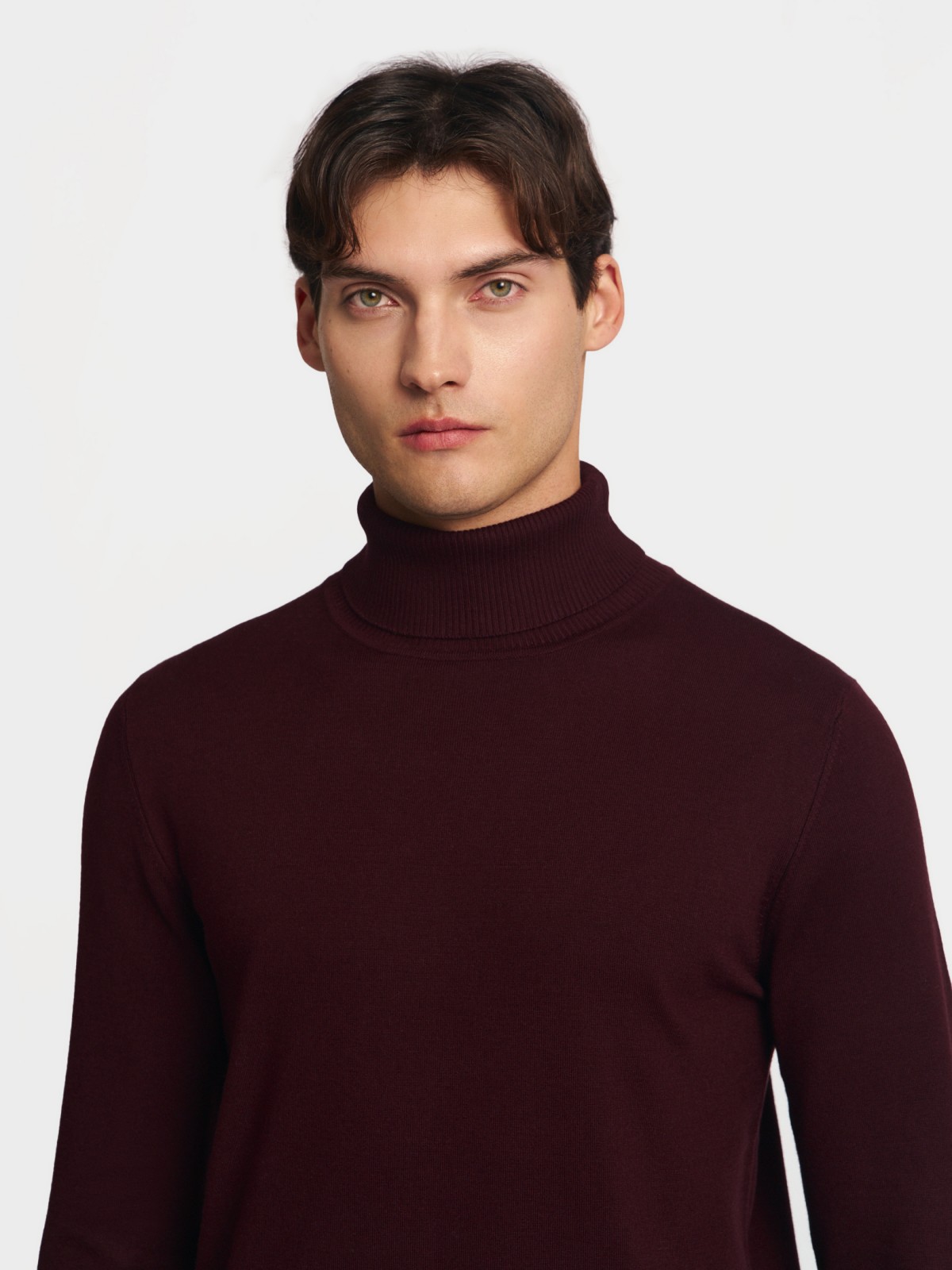 Тонкая трикотажная водолазка с воротником гольф