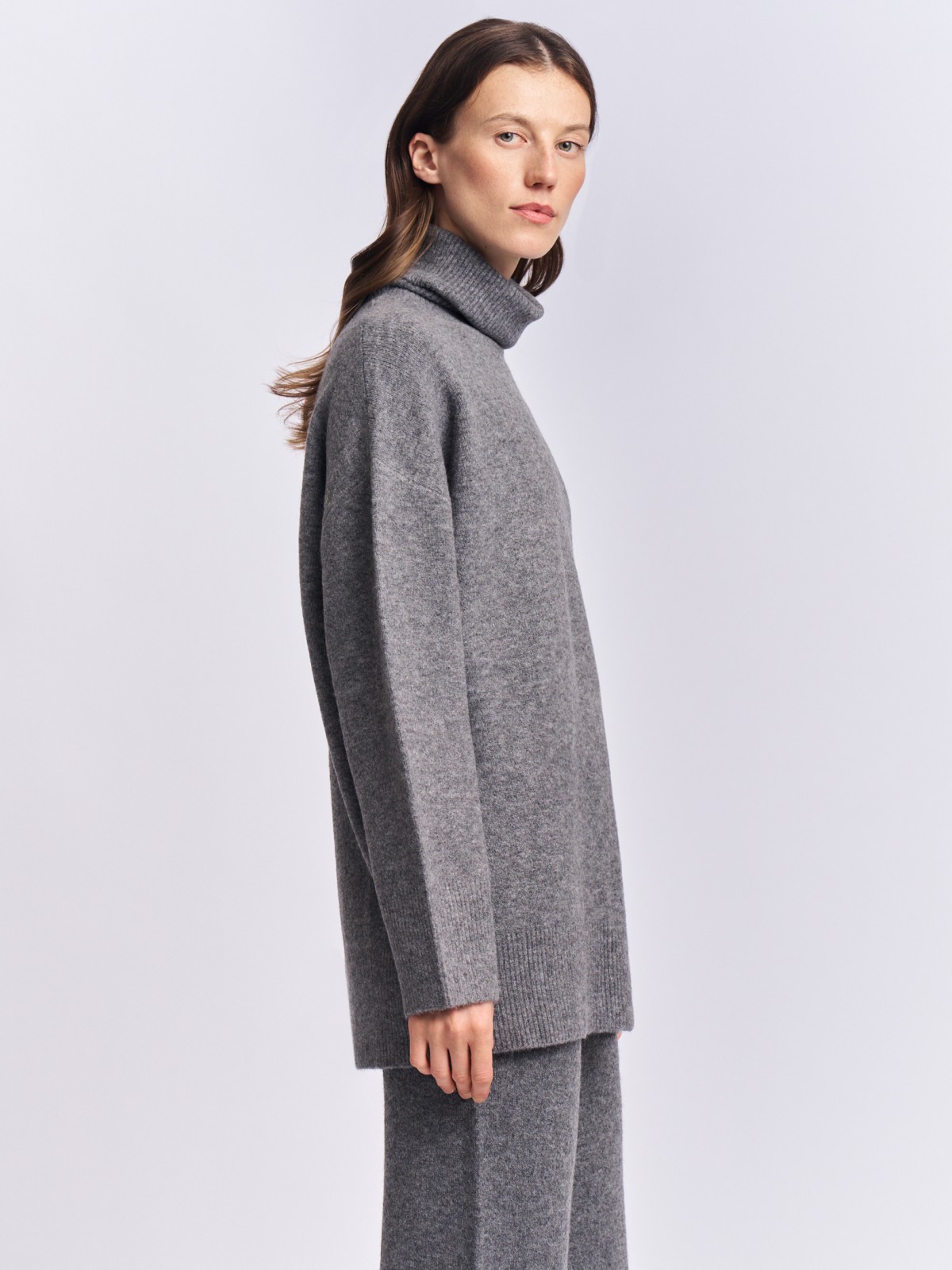 Длинный вязаный свитер с шерстью