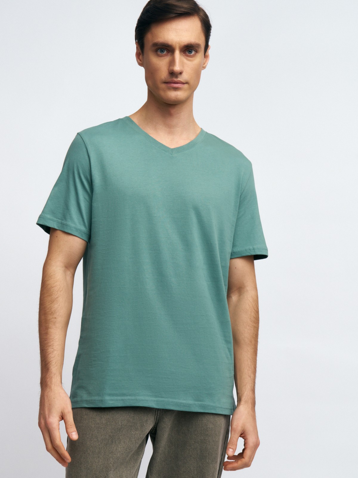 Футболка из хлопка с треугольным вырезом