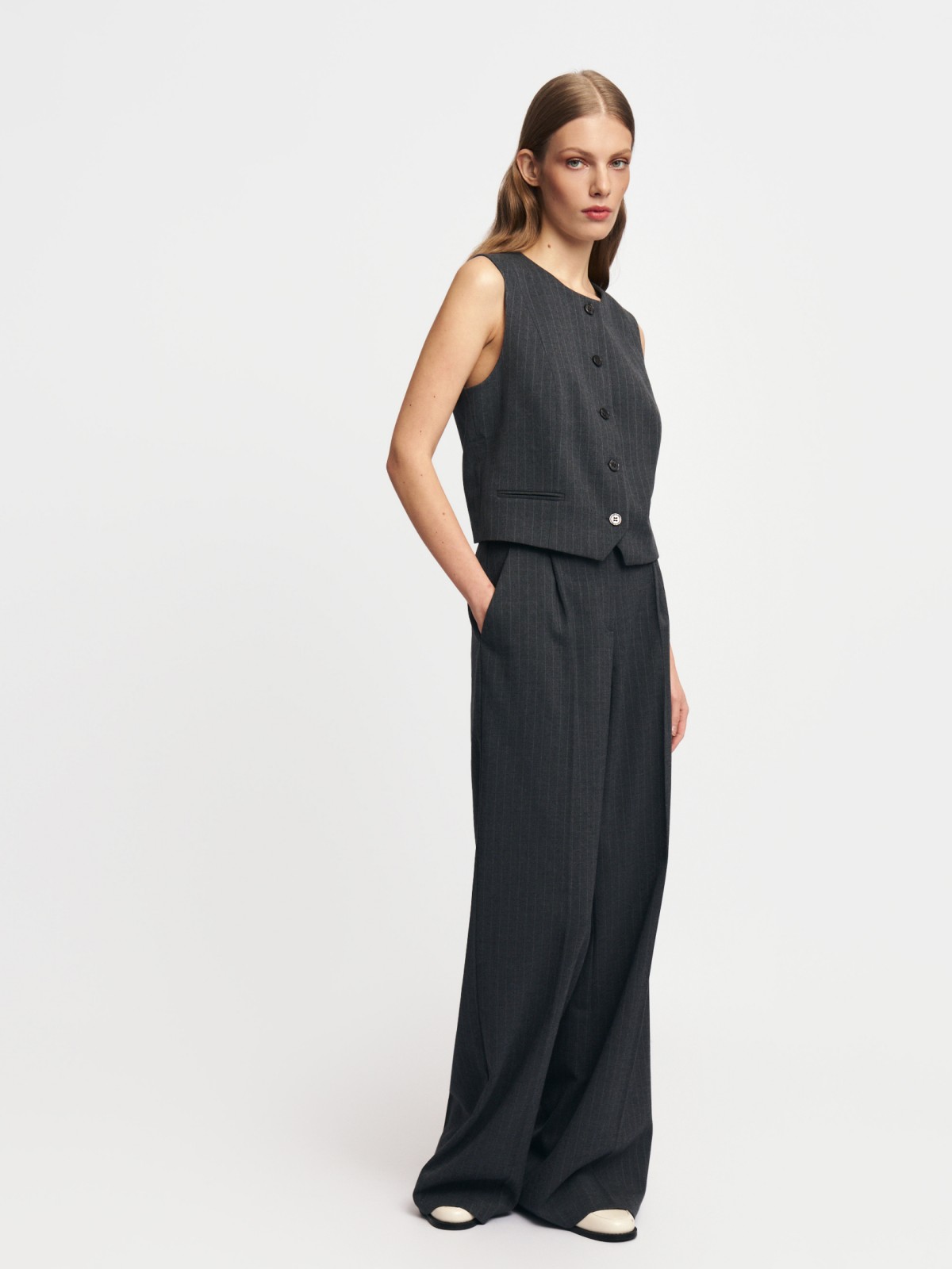 Классические брюки в полоску со стрелками