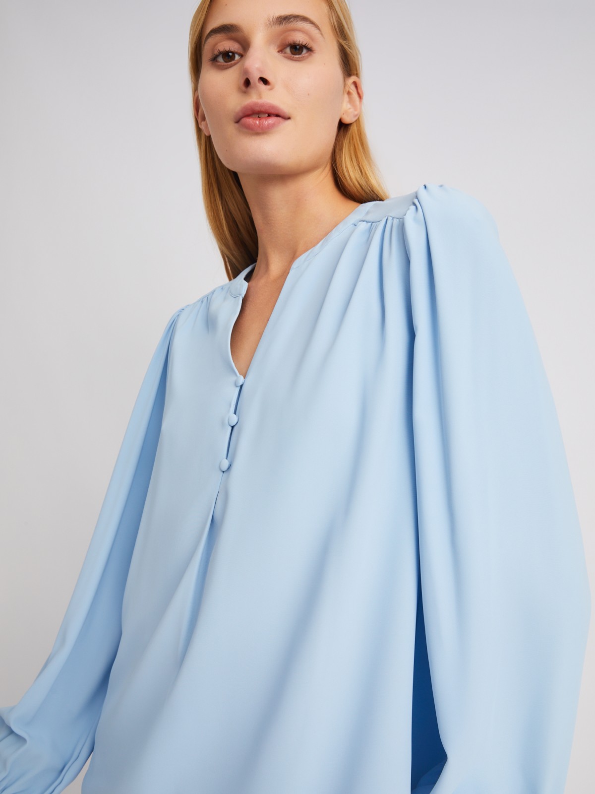 Блузка с объёмными рукавами и V-образным вырезом на груди zolla 024121159122, цвет светло-голубой, размер XS - фото 4