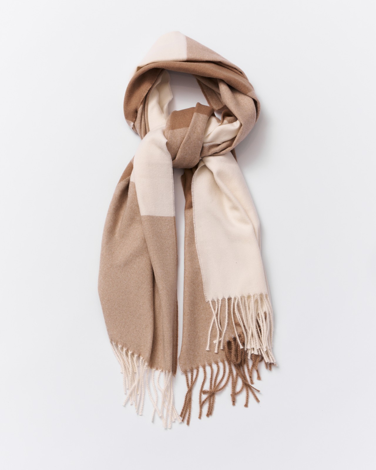 Тканевый шарф в клетку с бахромой