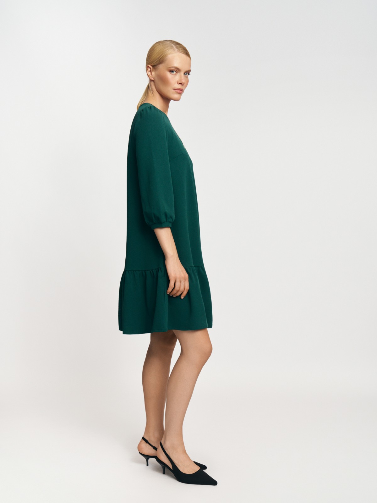 Платье А-силуэта длины мини с цепочкой