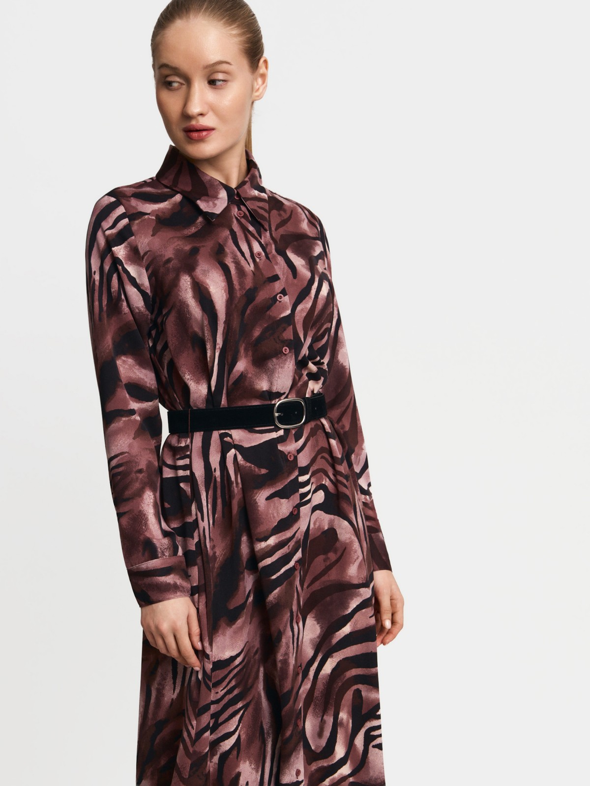 Платье-рубашка макси с принтом и ремнём