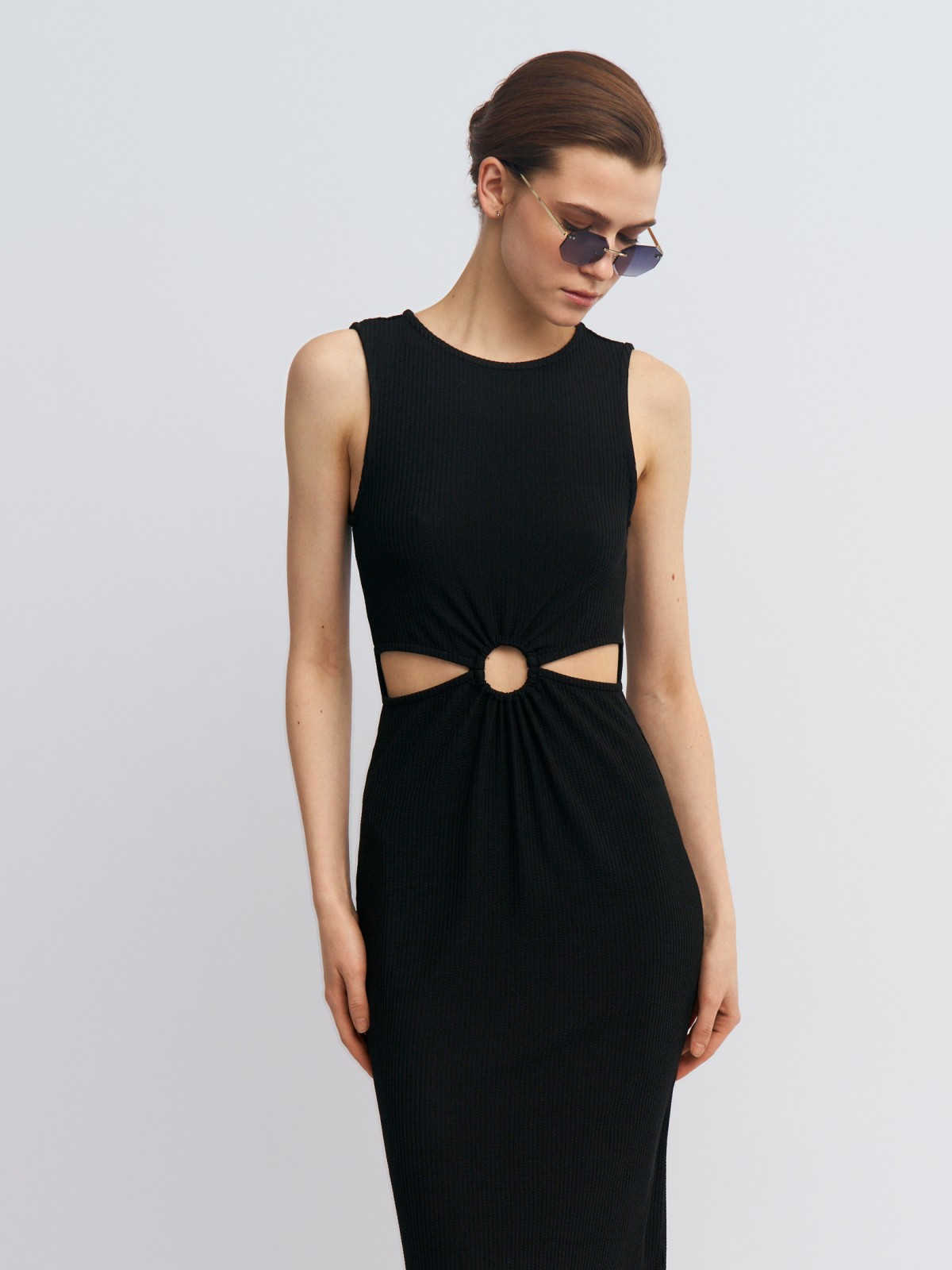 Платье-лапша без рукавов с вырезами на талии