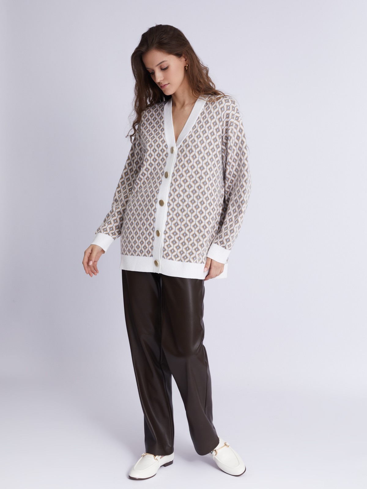 Объёмный кардиган на пуговицах из вязаного трикотажа с узором