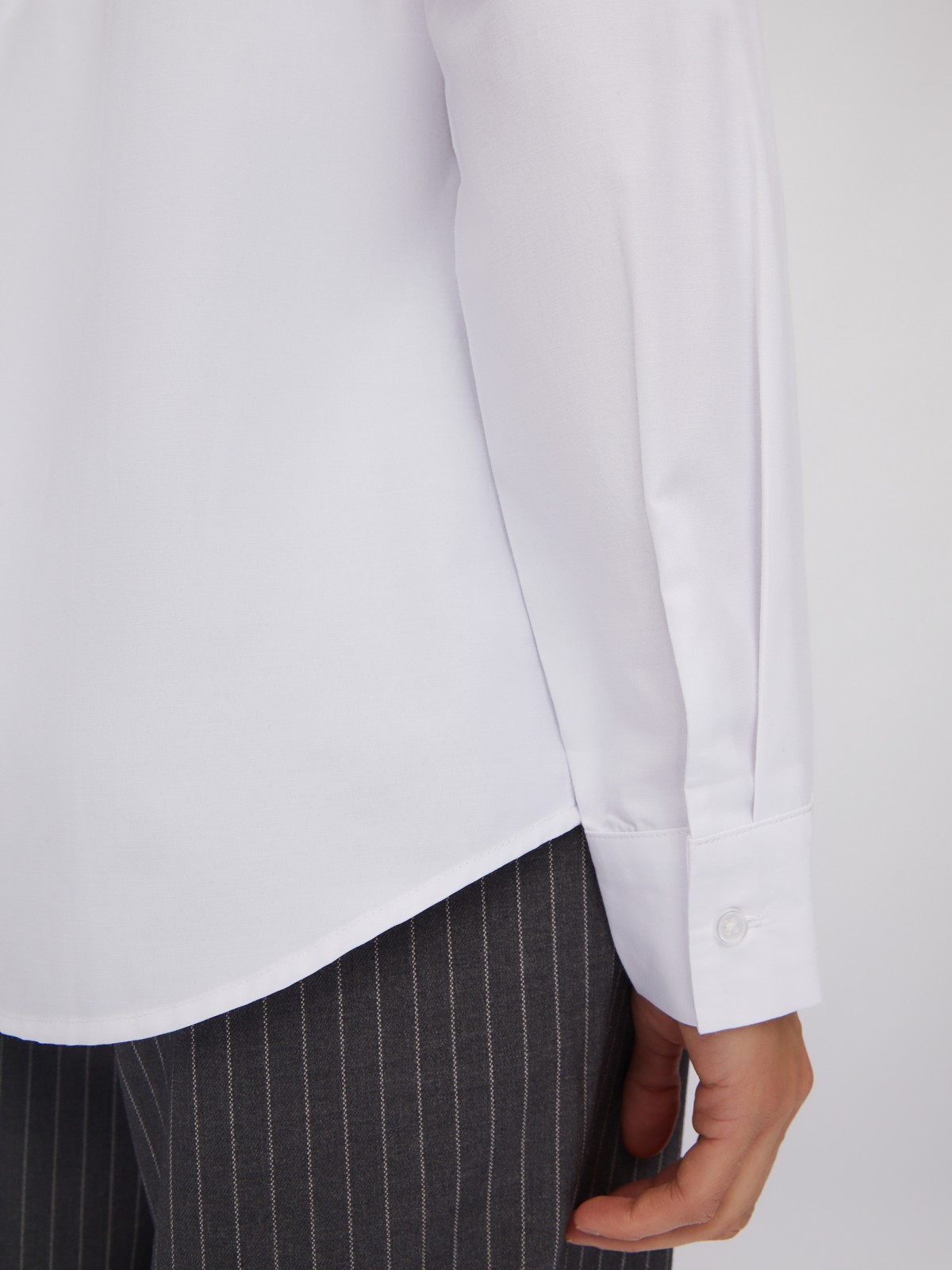 Рубашка прямого силуэта с металлическим значком-нашивкой zolla 02412117Y022, цвет белый, размер XS - фото 6