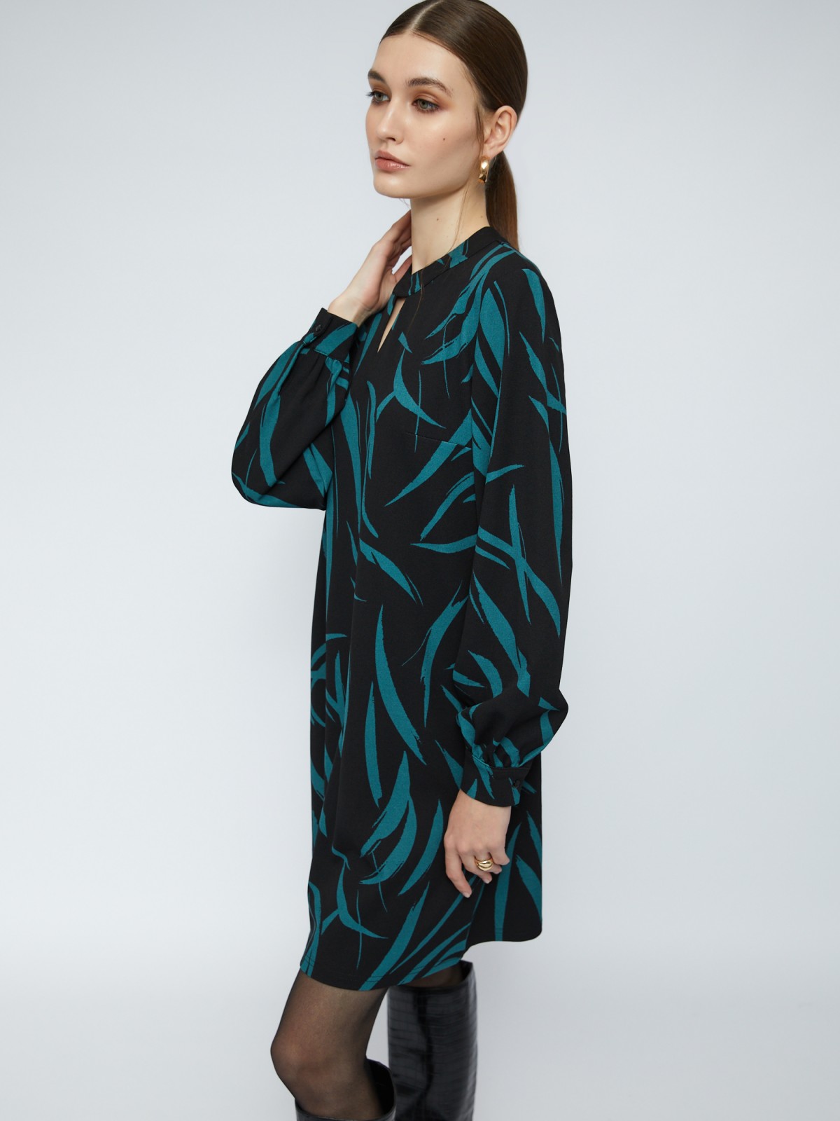 Платье длины мини с чокером и принтом