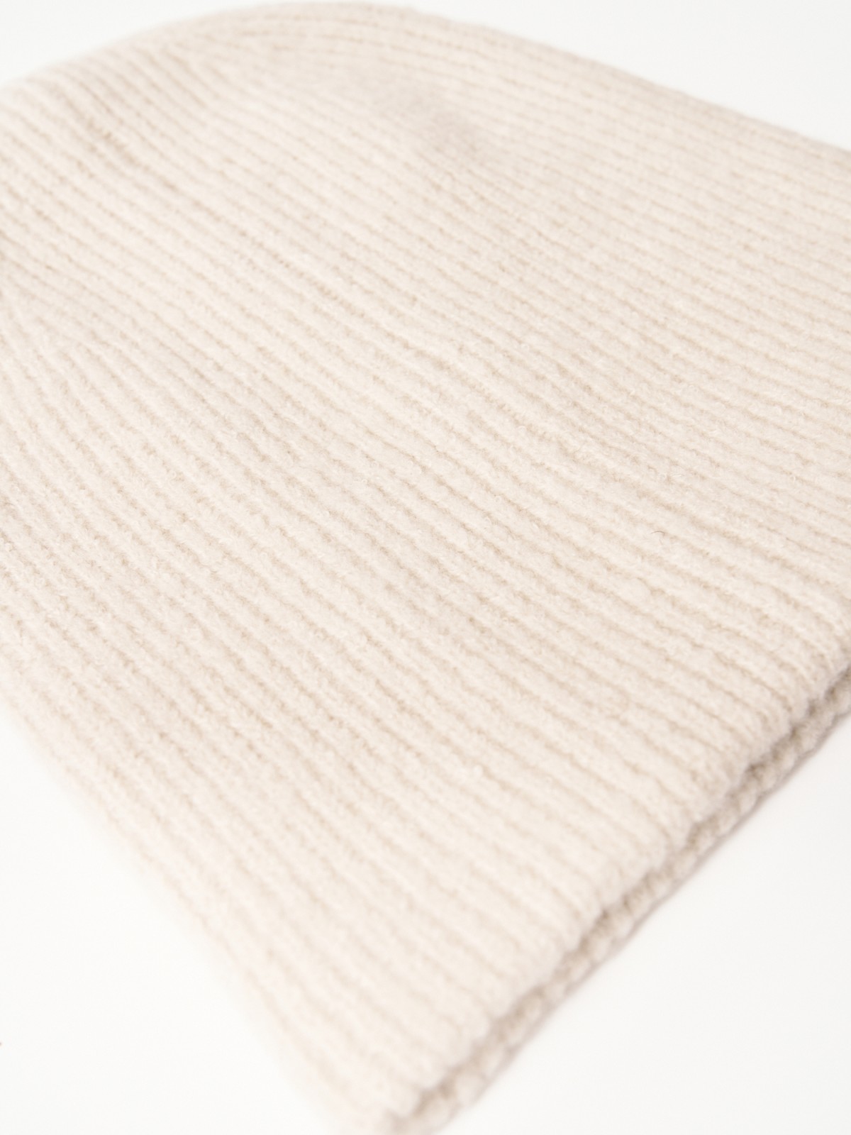 Вязаная шапка-бини с шерстью