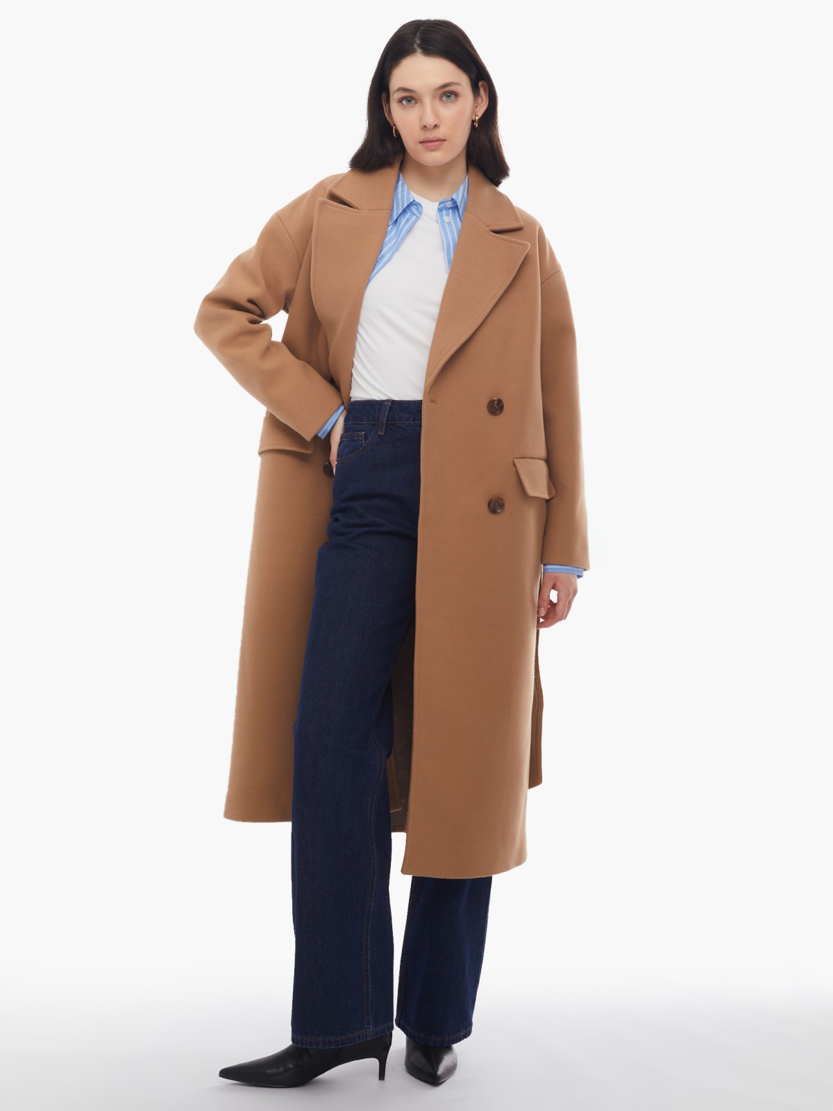 Длинное пальто оверсайз силуэта без утеплителя на пуговицах с поясом