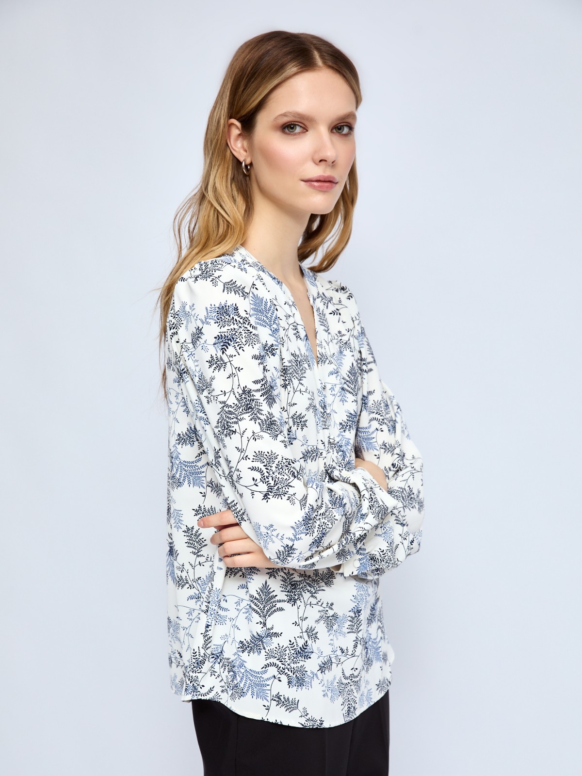 Блузка с V-образным вырезом на груди и принтом