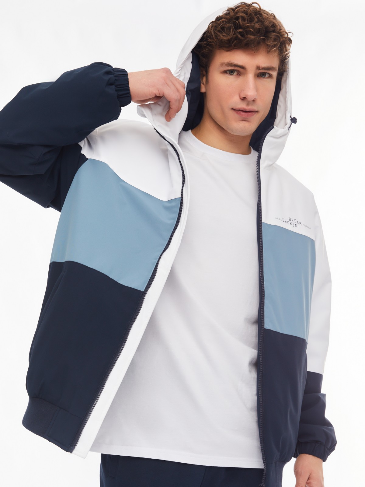 Утеплённая куртка-бомбер на синтепоне с капюшоном zolla синего цвета