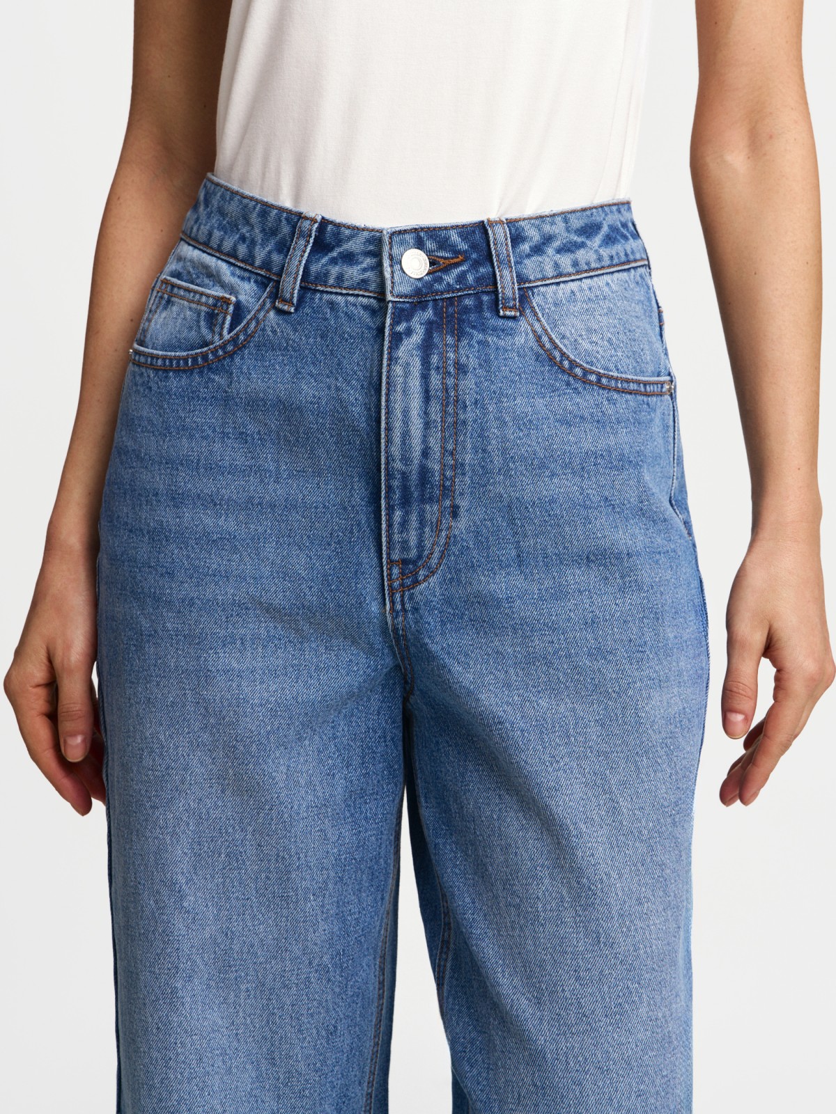 Джинсы силуэта Mom с высокой посадкой