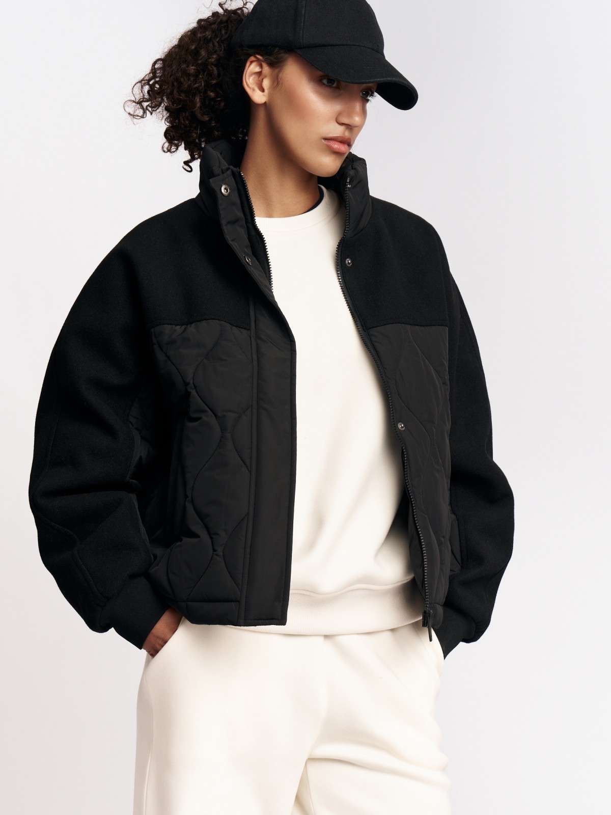 Короткая куртка с высоким воротником