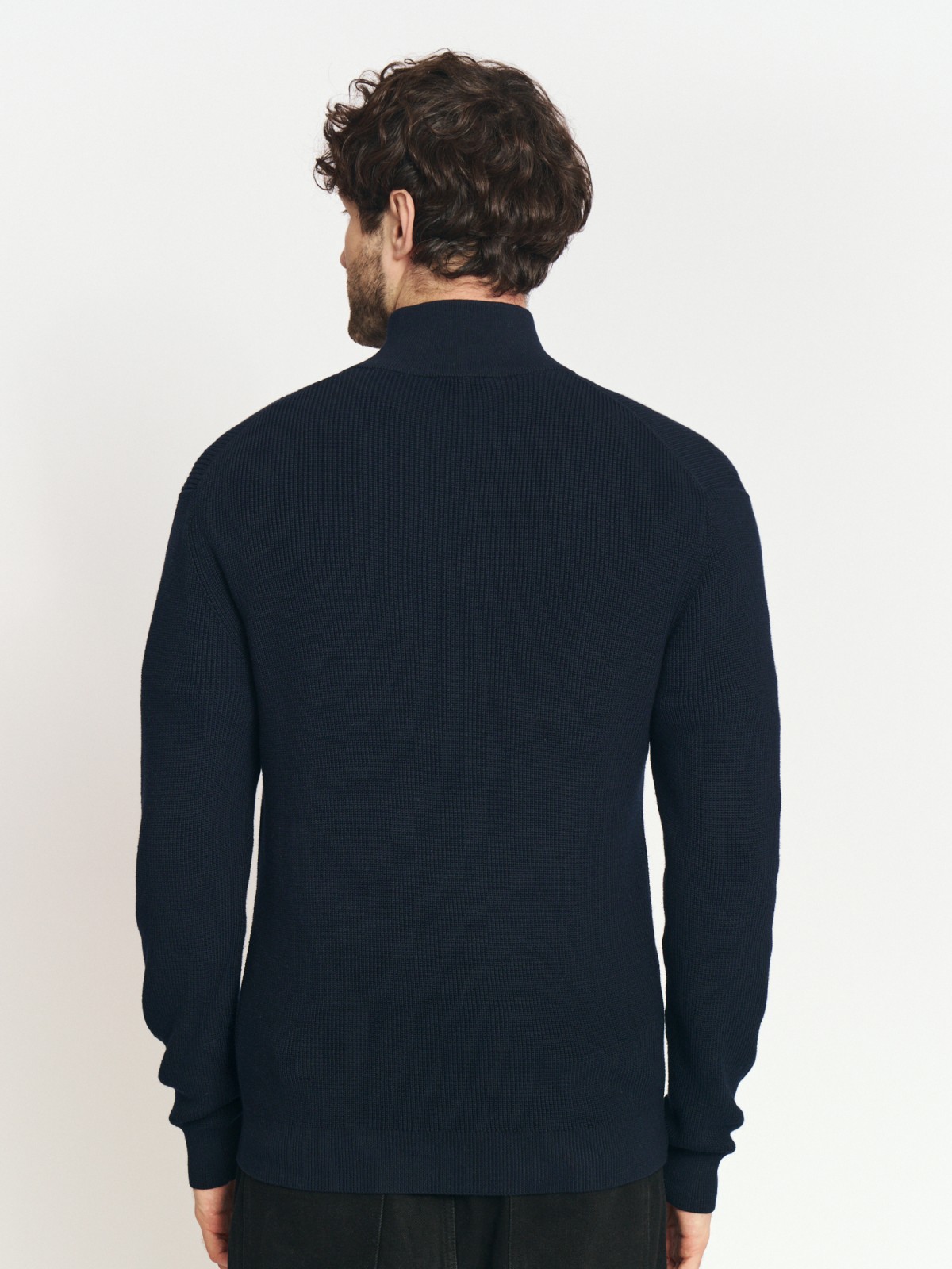 Тонкий вязаный свитер с горлом на молнии