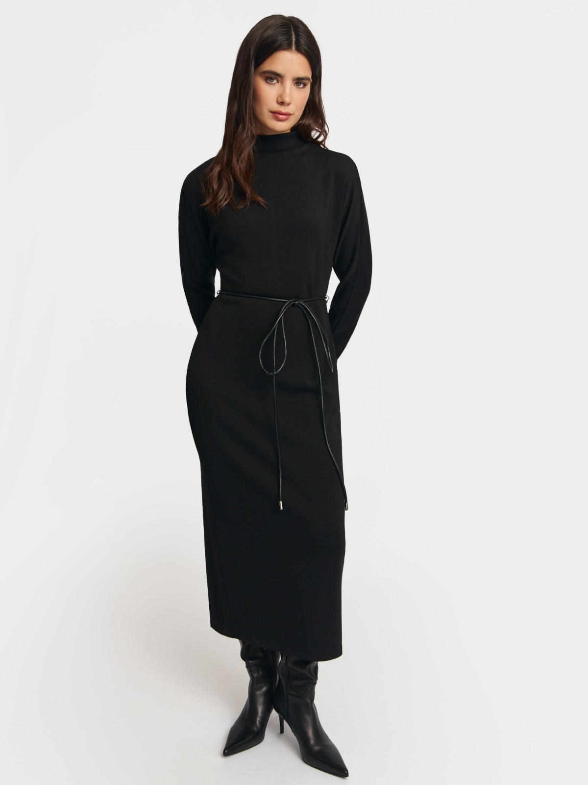 Трикотажное платье миди с поясом