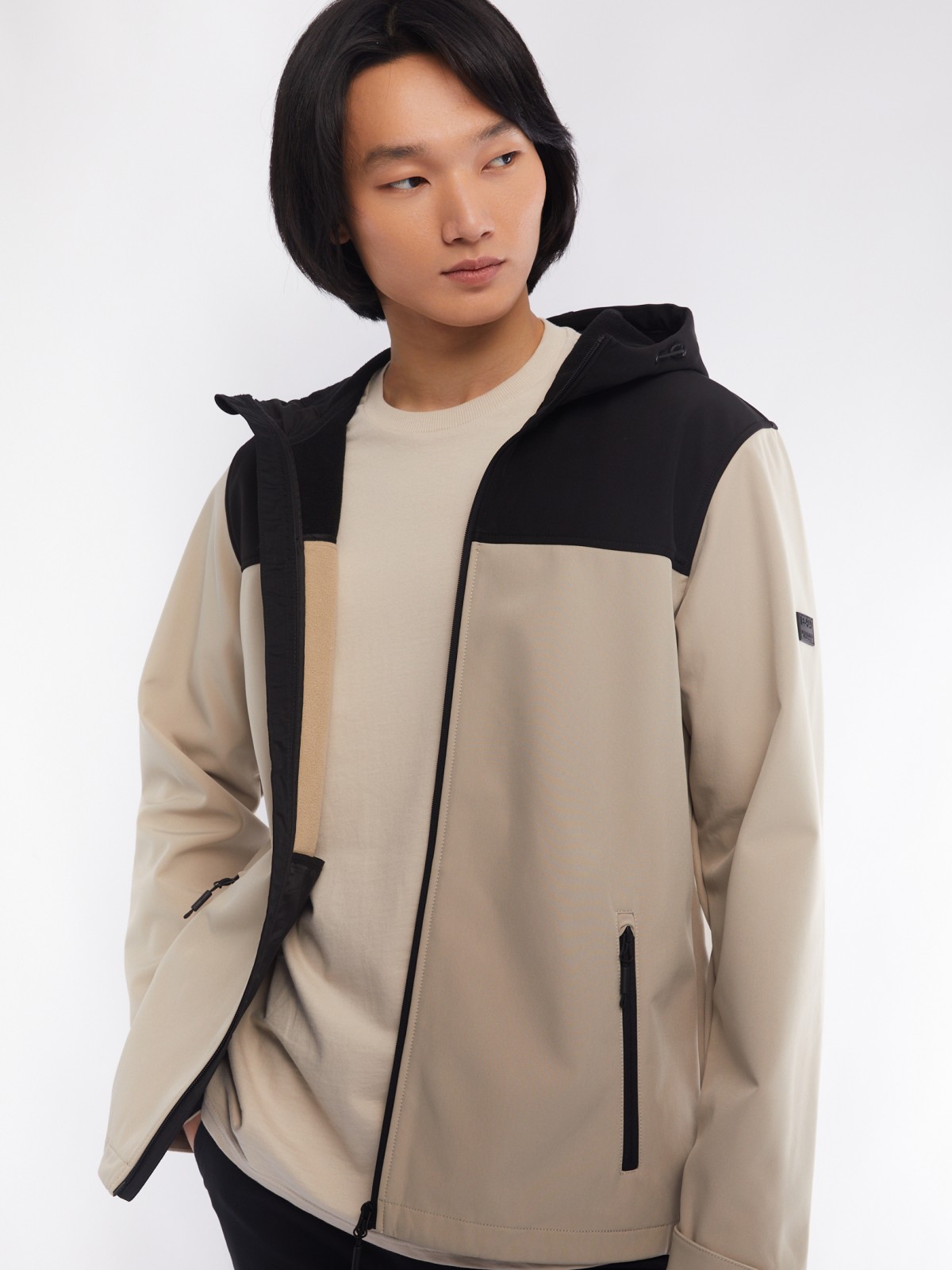 Лёгкая куртка-ветровка с капюшоном