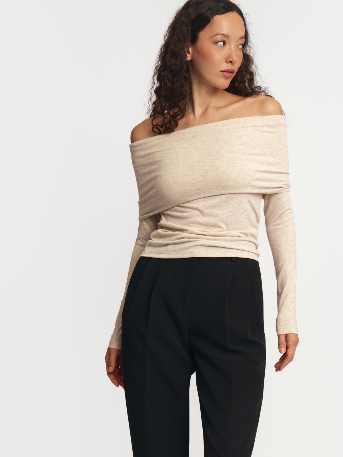 Трикотажный джемпер с открытыми плечами