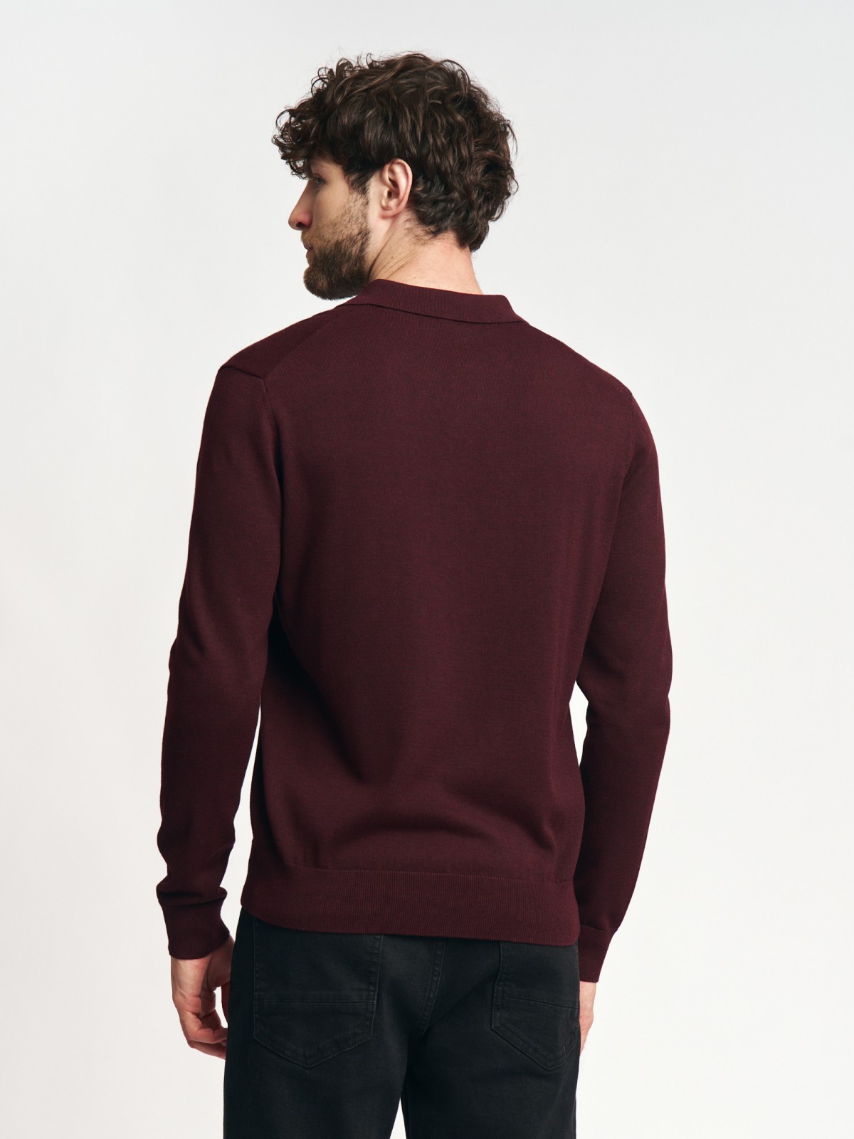 Тонкий трикотажный джемпер с воротником поло