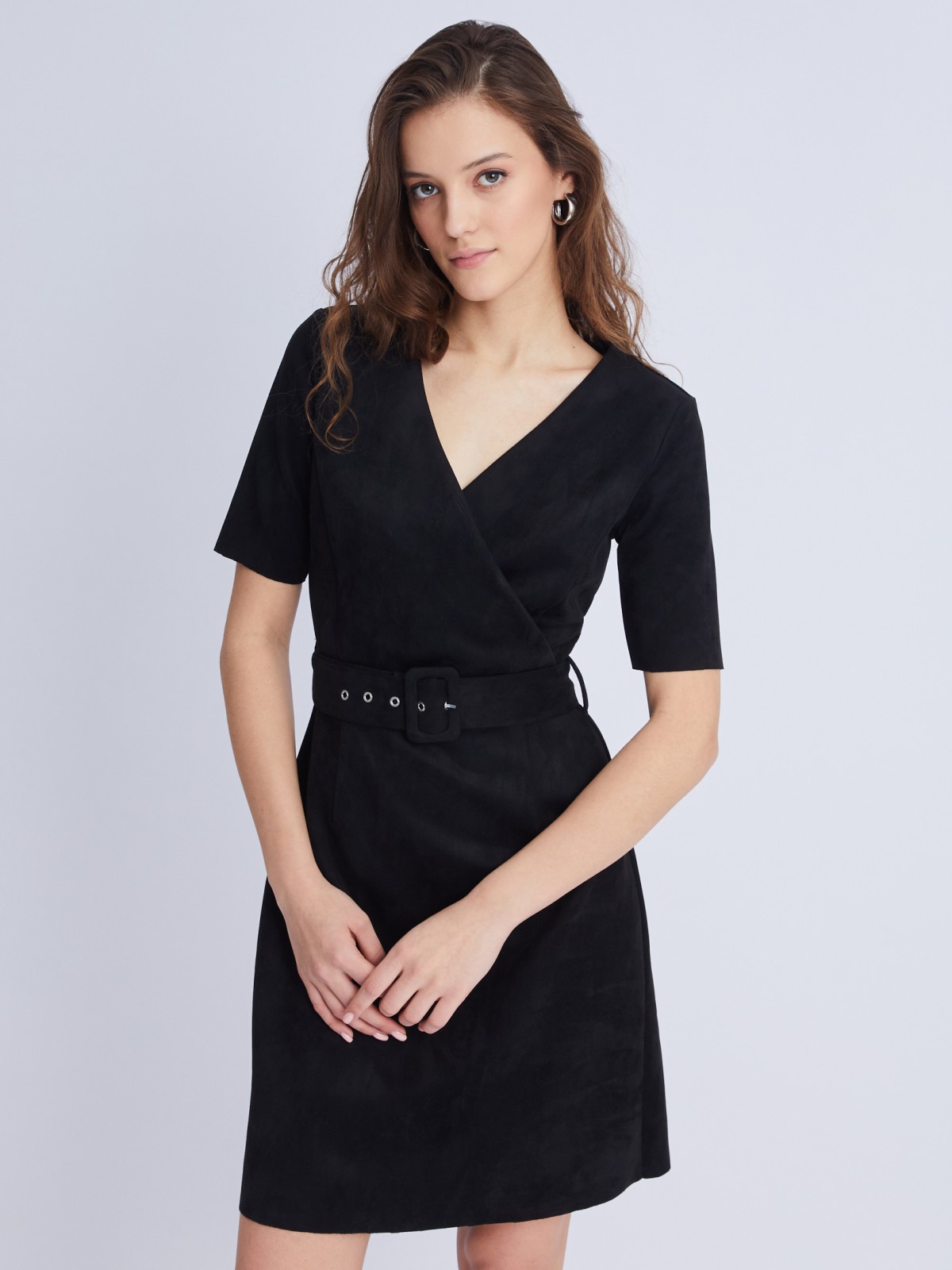 Замшевое платье с вырезом на запах и ремнём на талии 799₽