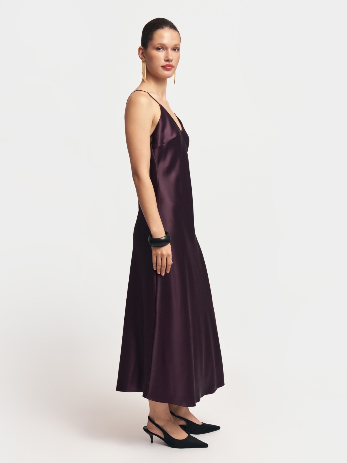 Атласное платье-комбинация миди на бретельках