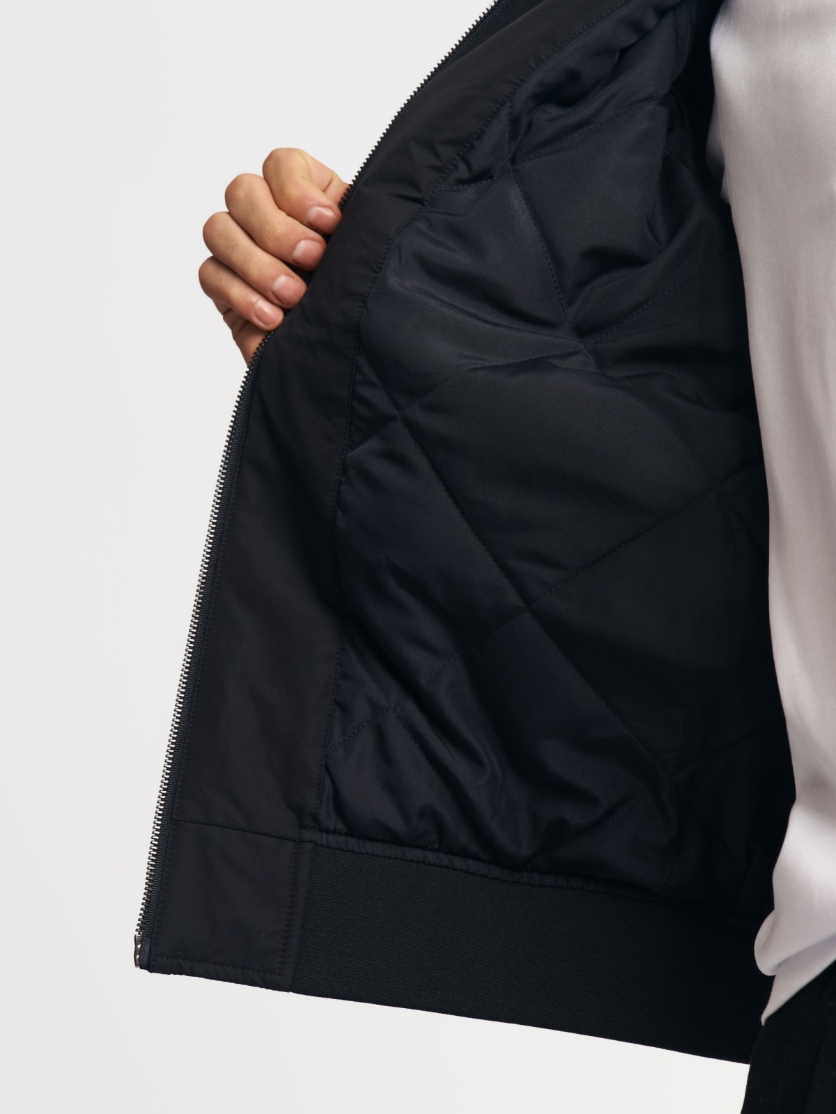 Утеплённая куртка-бомбер с воротником-стойкой