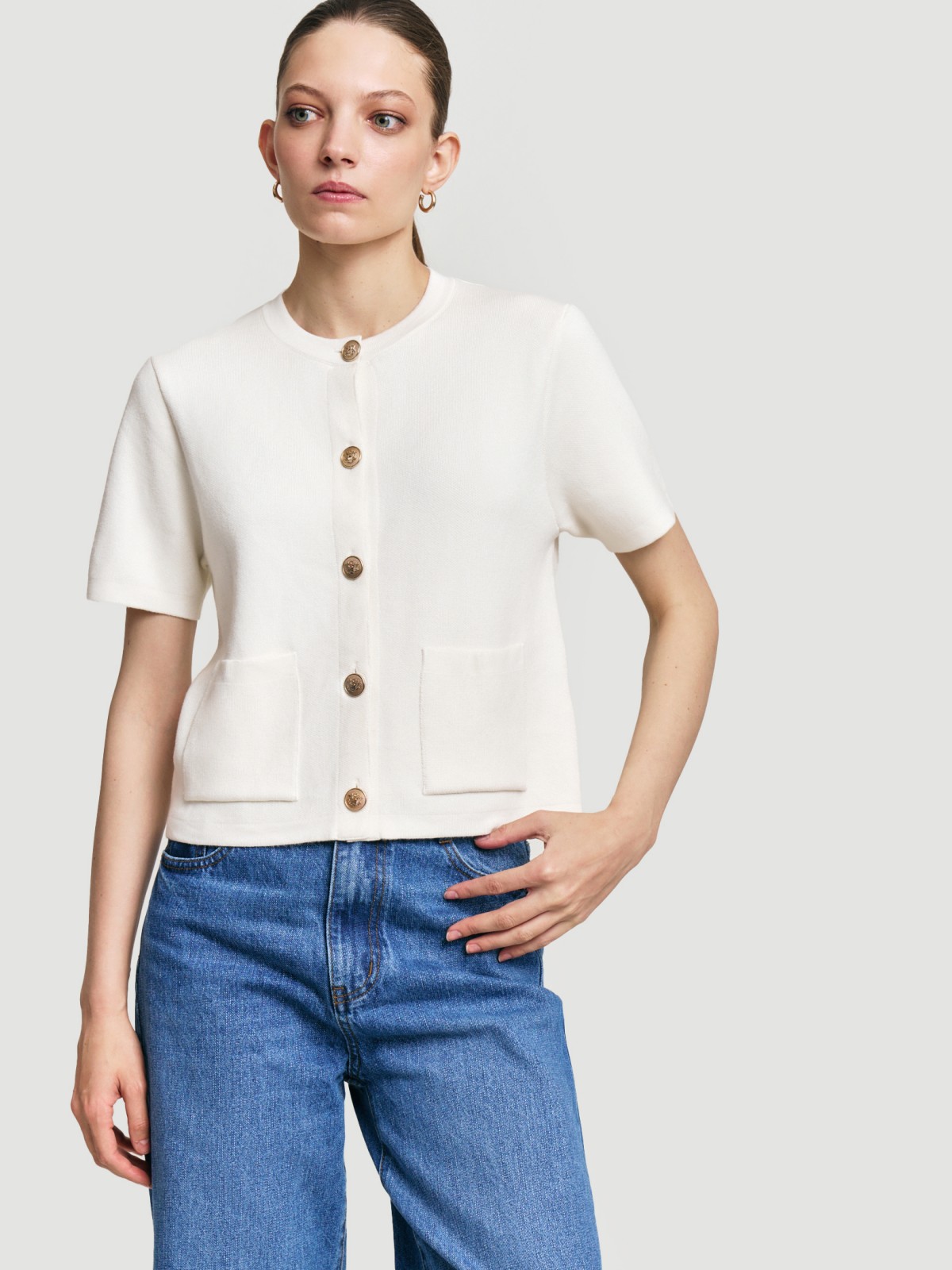 Короткий кардиган-жакет на пуговицах