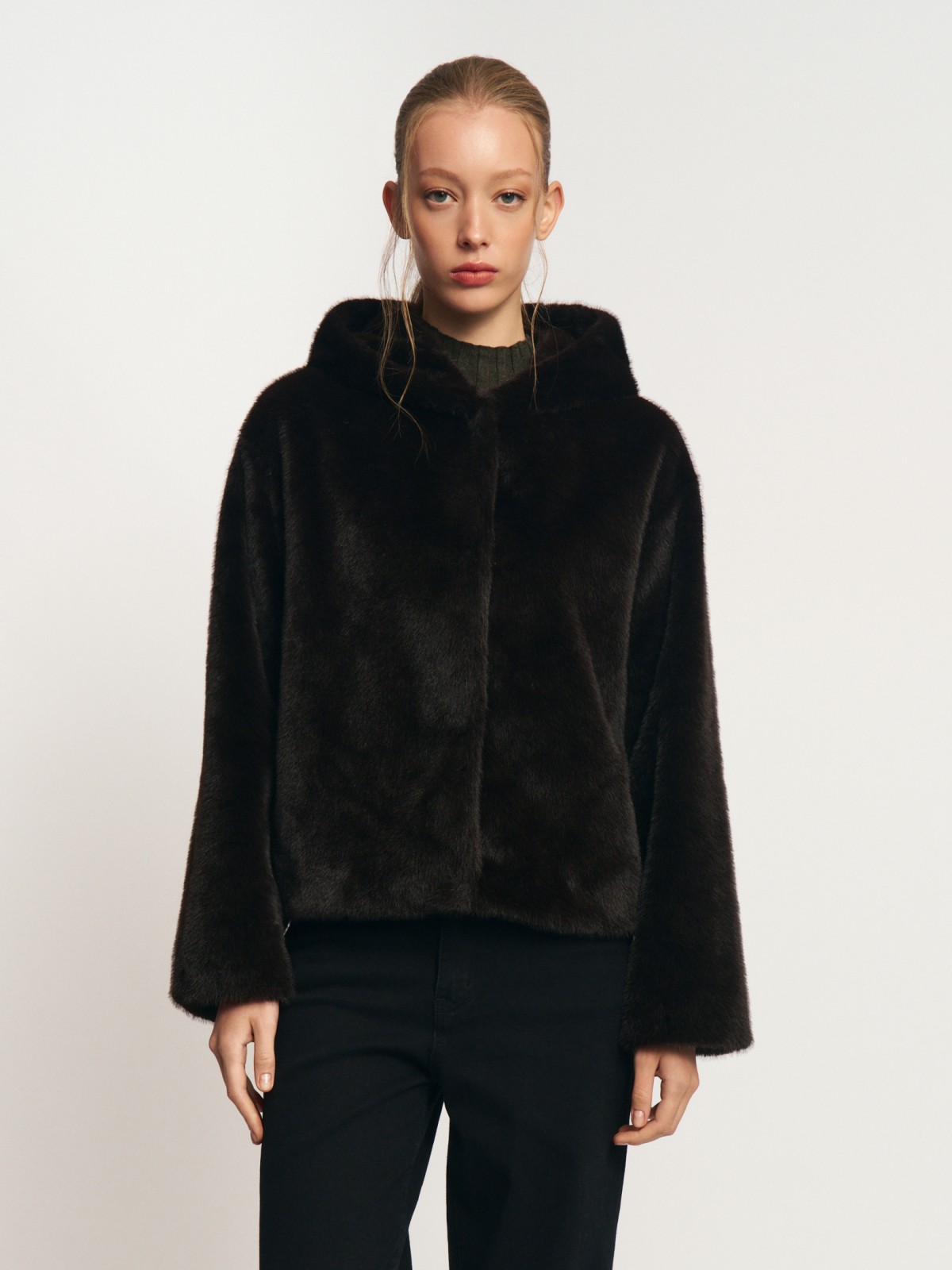 Короткая куртка-шуба из экомеха с капюшоном