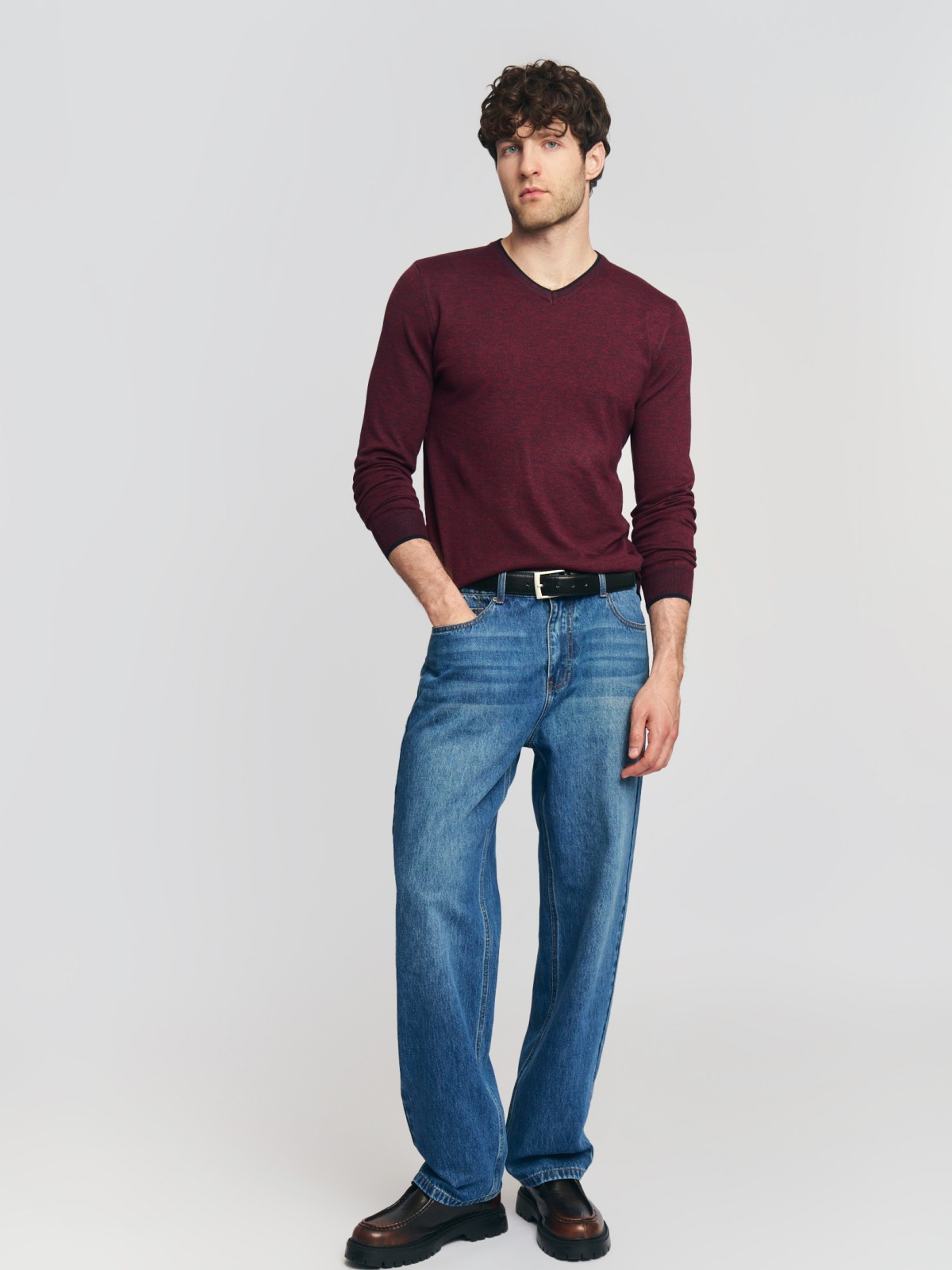 Тонкий трикотажный джемпер с вырезом 1599₽