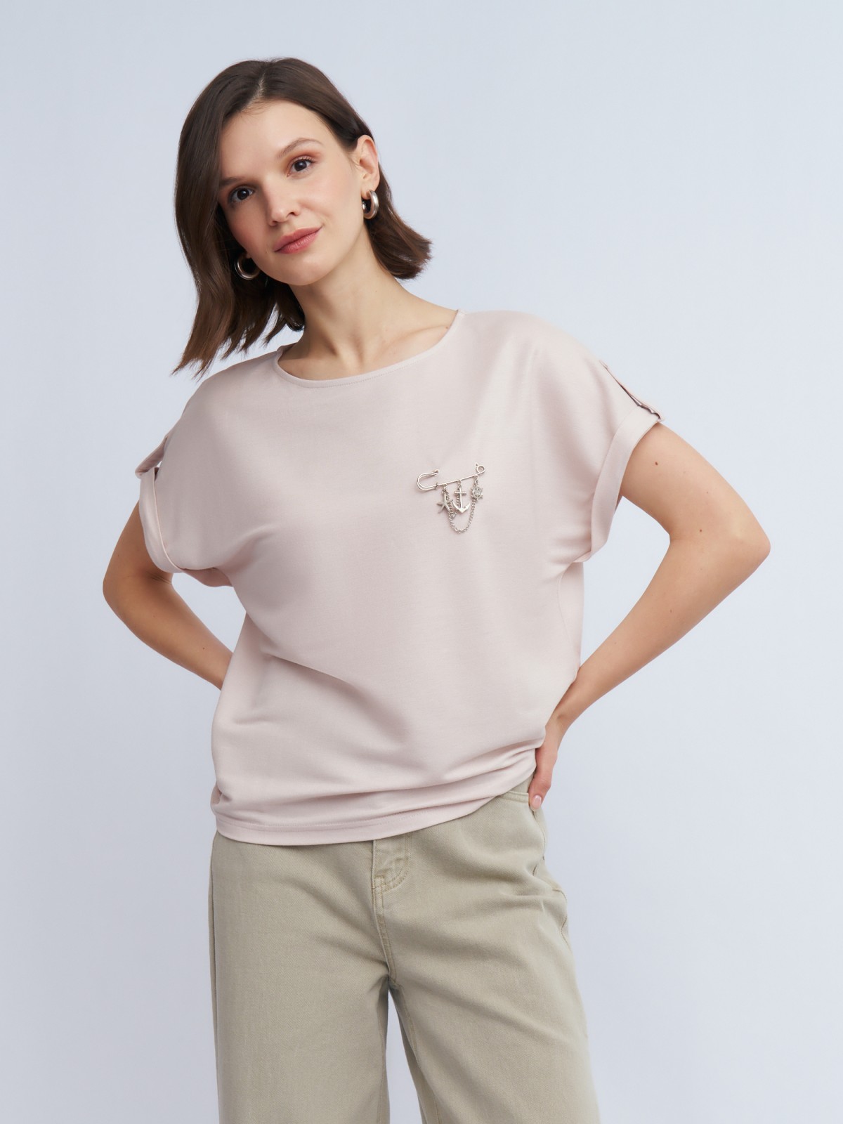 Блузка-футболка с коротким рукавом и брошью