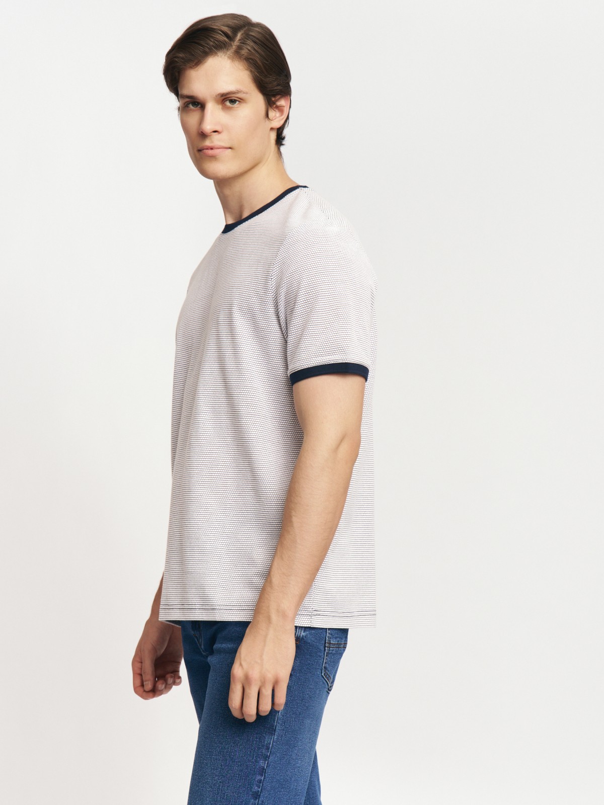 Однотонная базовая футболка из трикотажа