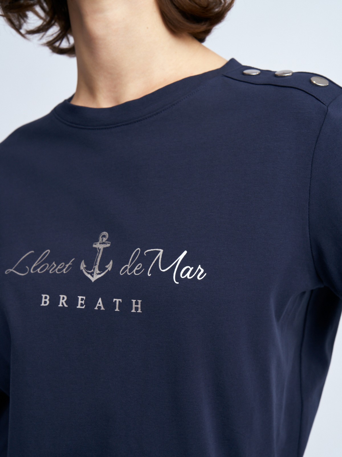 Футболка из хлопка с металлическим декором