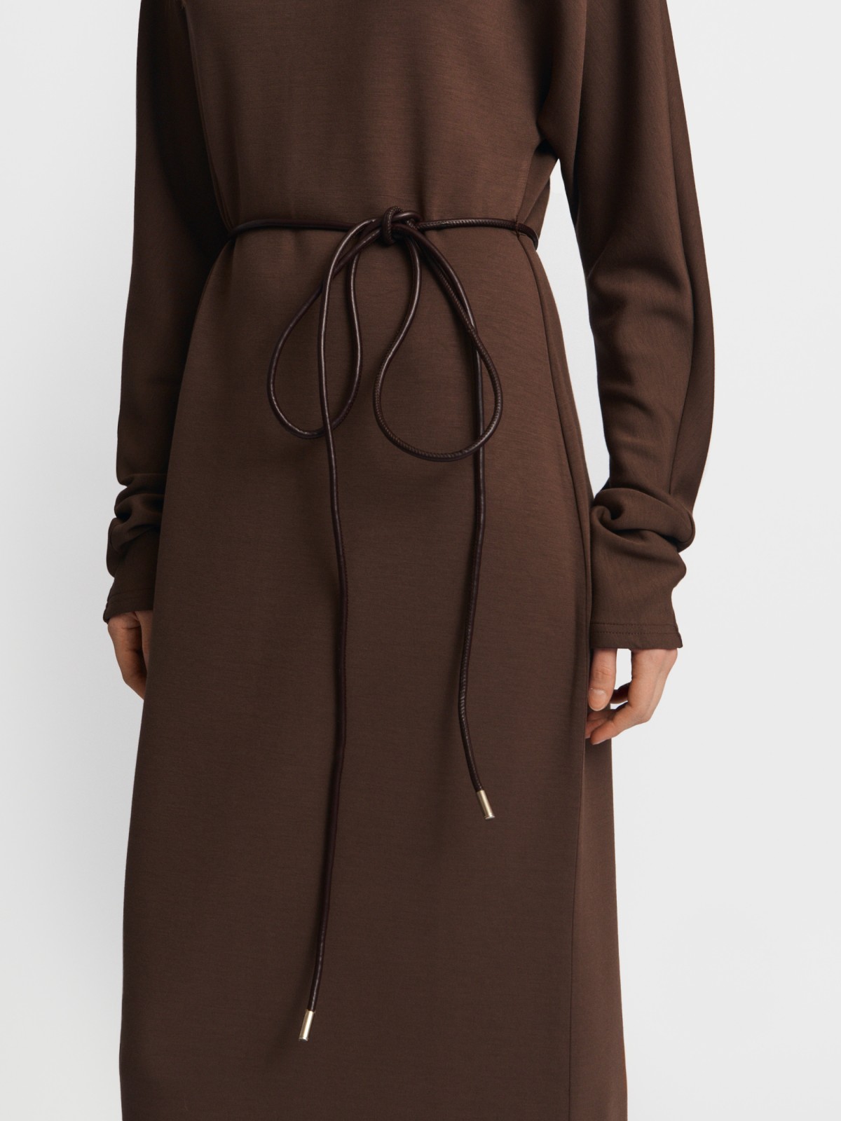 Трикотажное платье миди с поясом