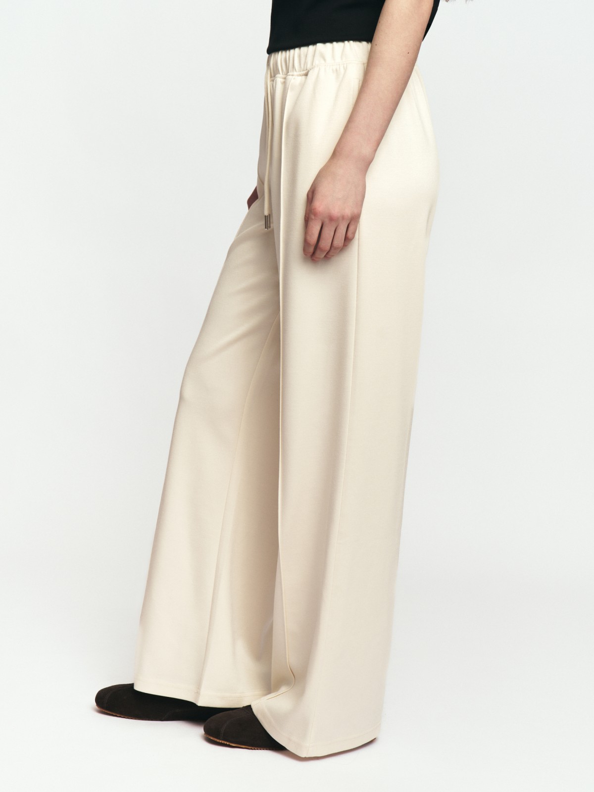 Прямые трикотажные брюки на резинке