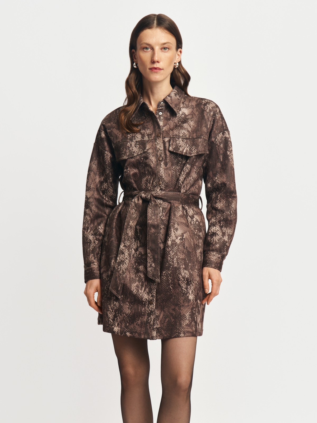 Платье-рубашка из экозамши с поясом