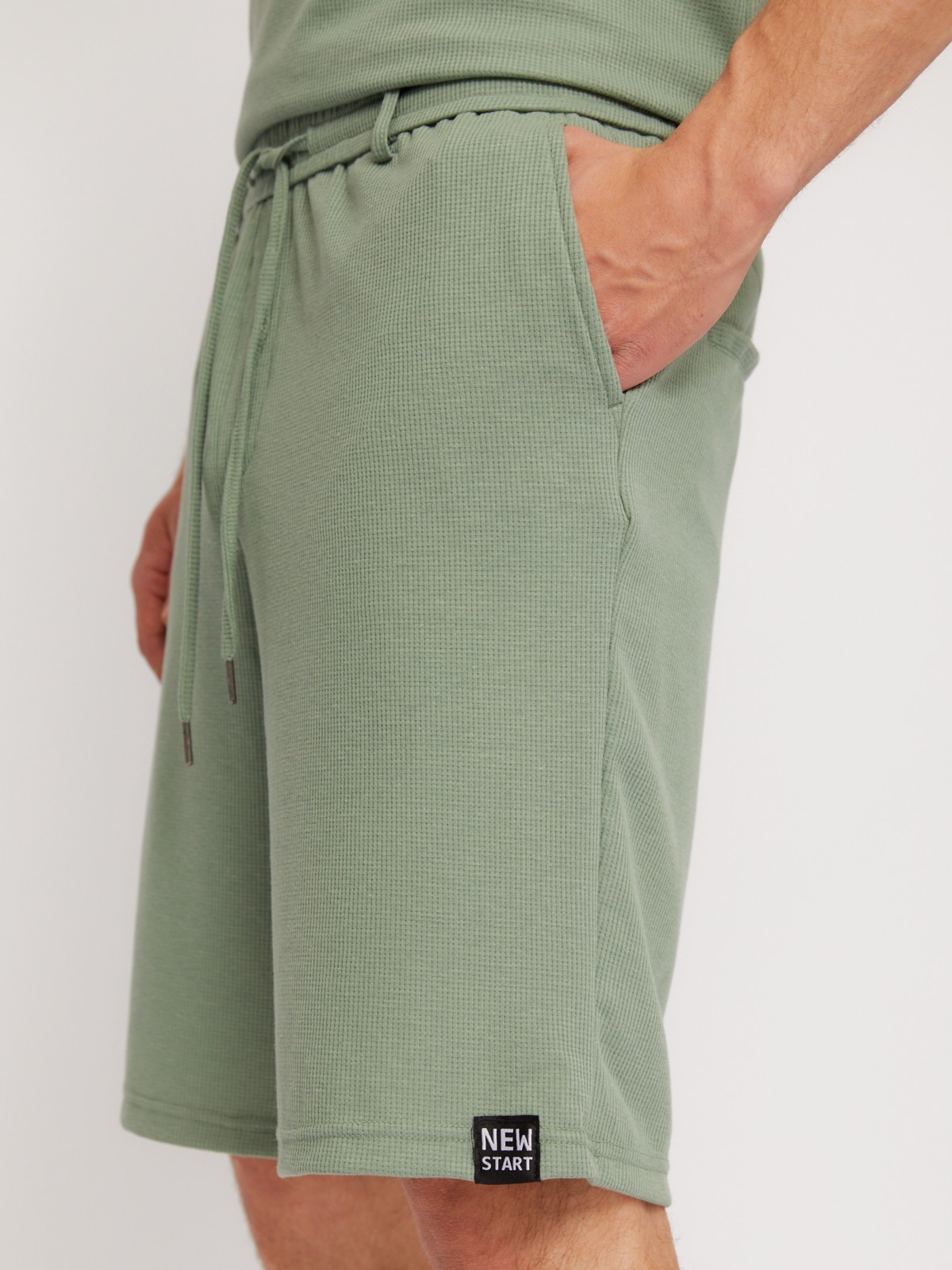 Трикотажные шорты на резинке