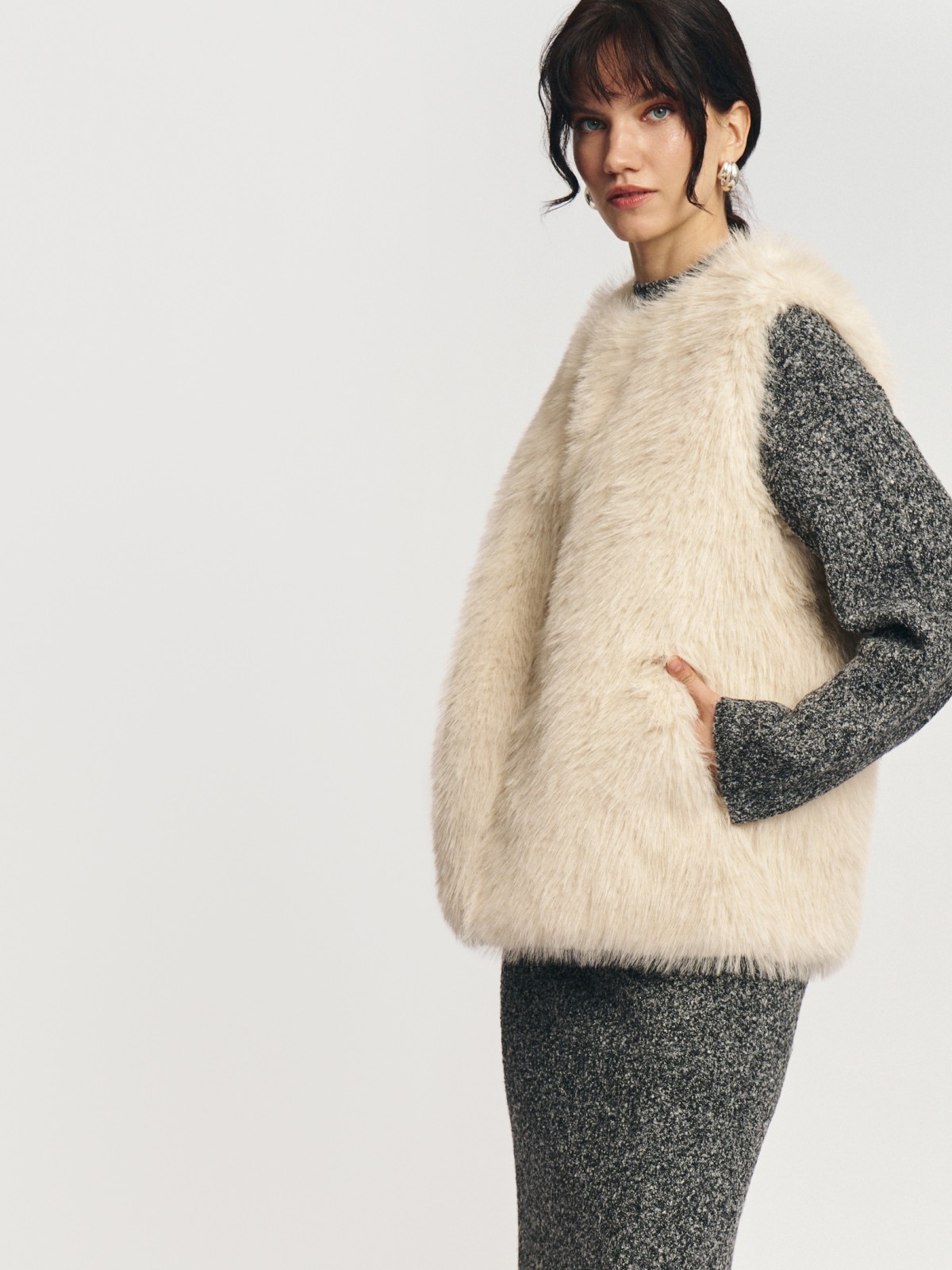 Короткий жилет из экомеха