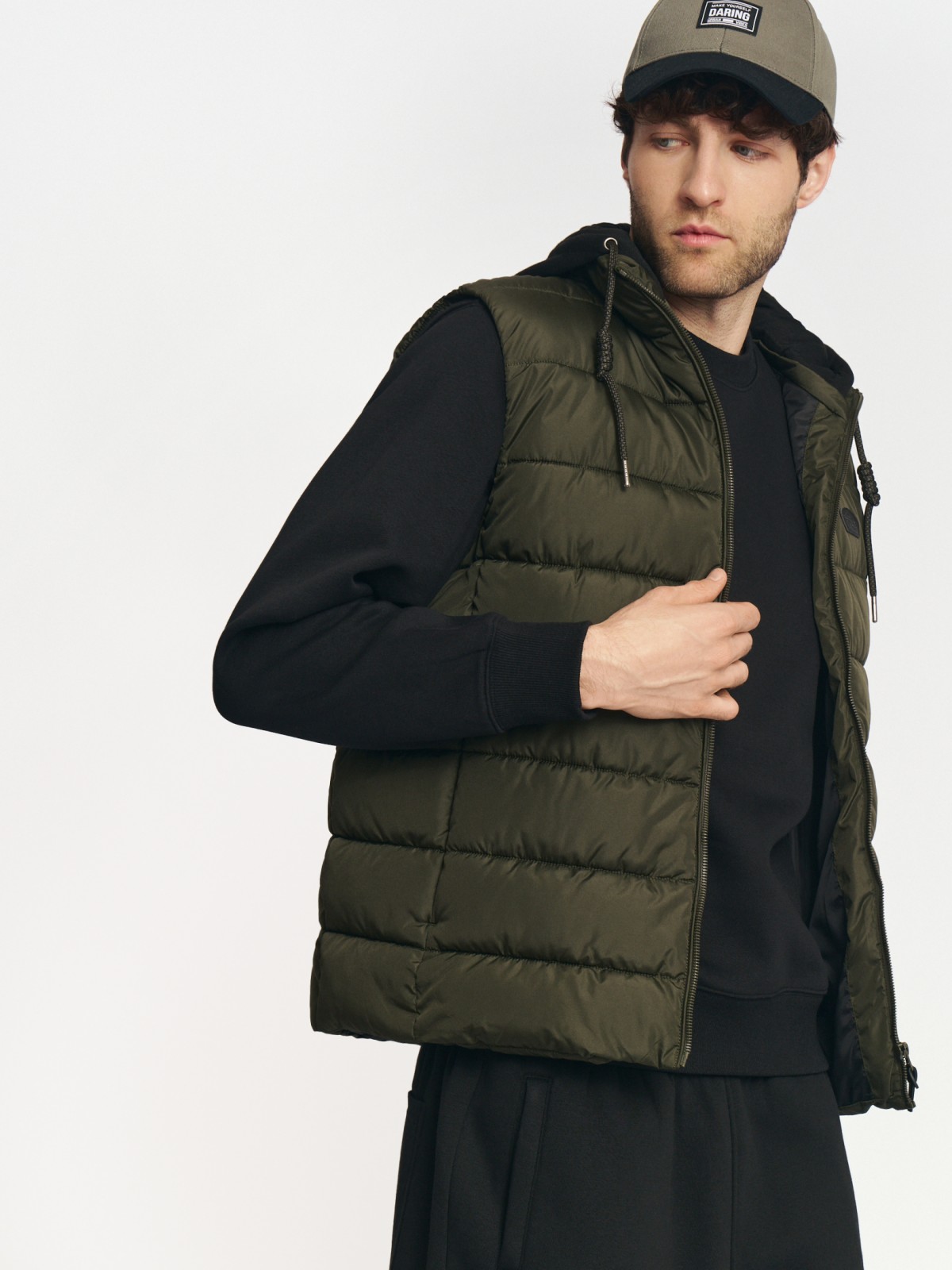 Утеплённый жилет со съёмным капюшоном