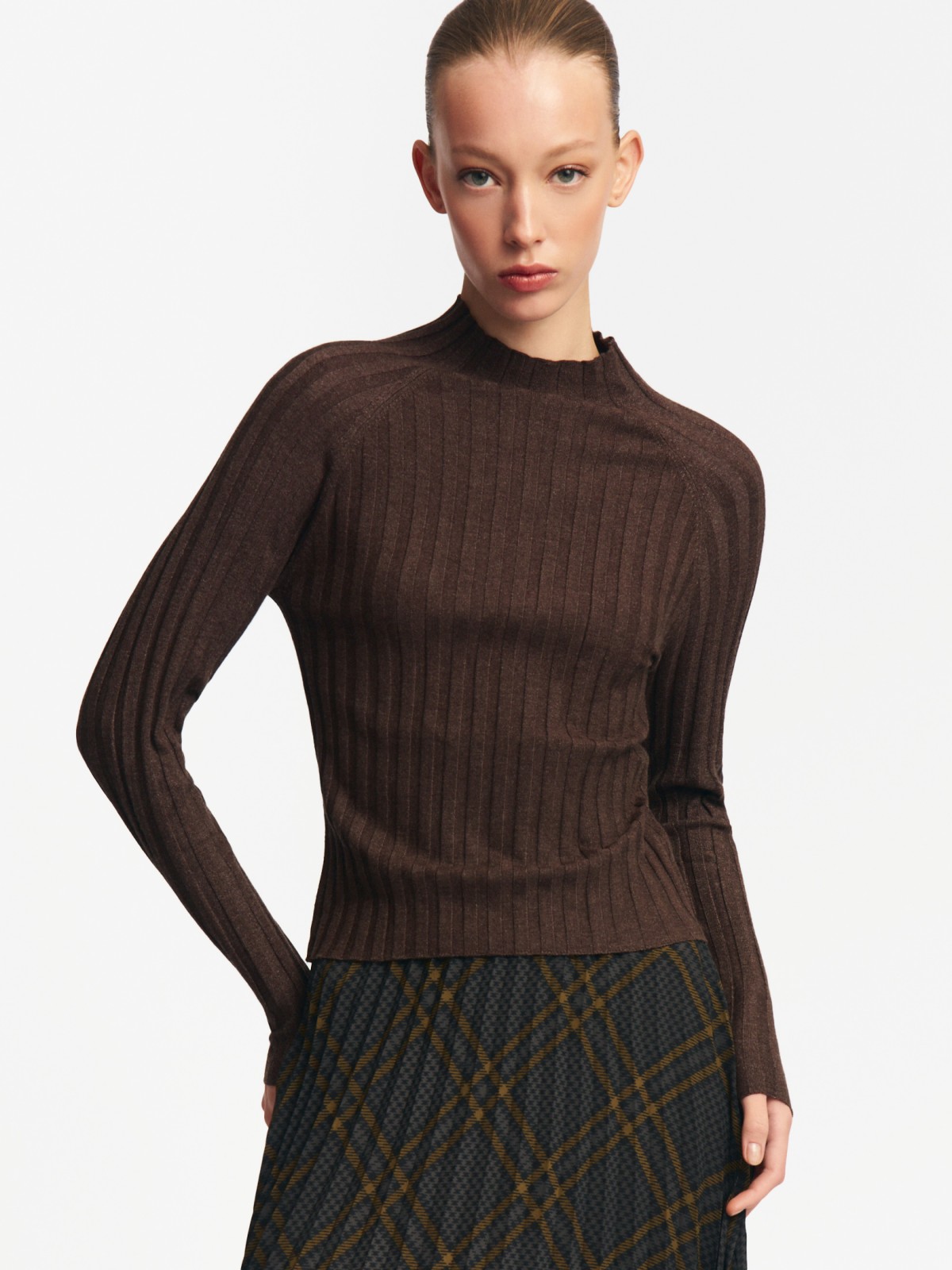 Трикотажный свитер-водолазка с горлом