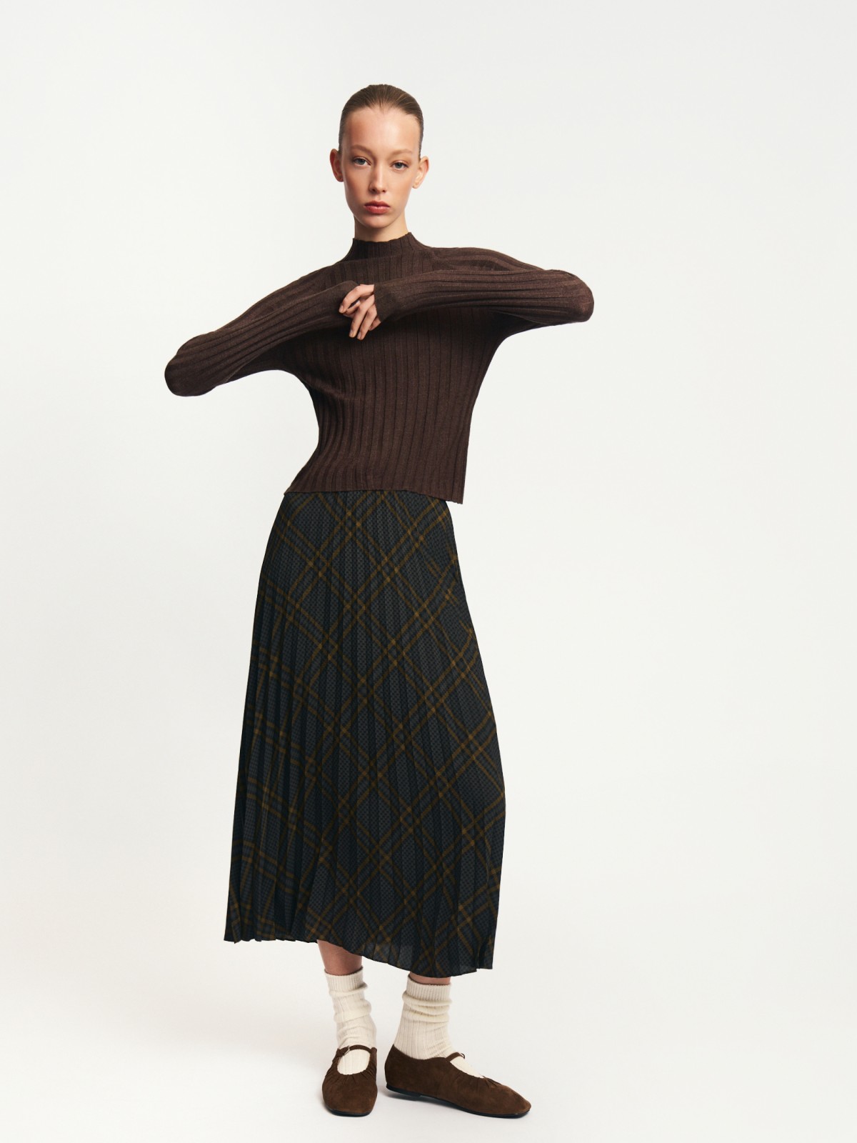 Трикотажный свитер-водолазка с горлом