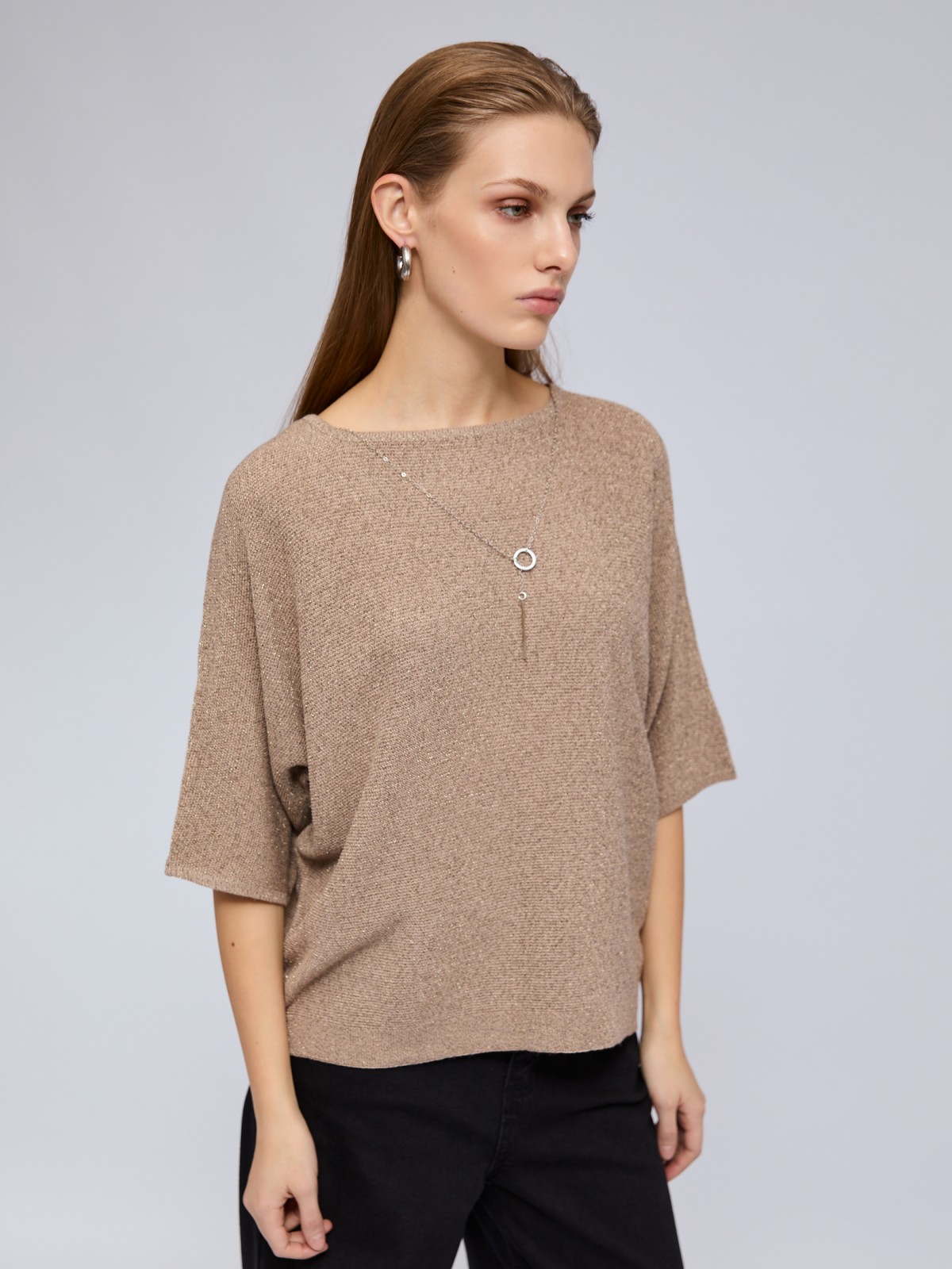 Блестящий джемпер с люрексом и декоративной подвеской