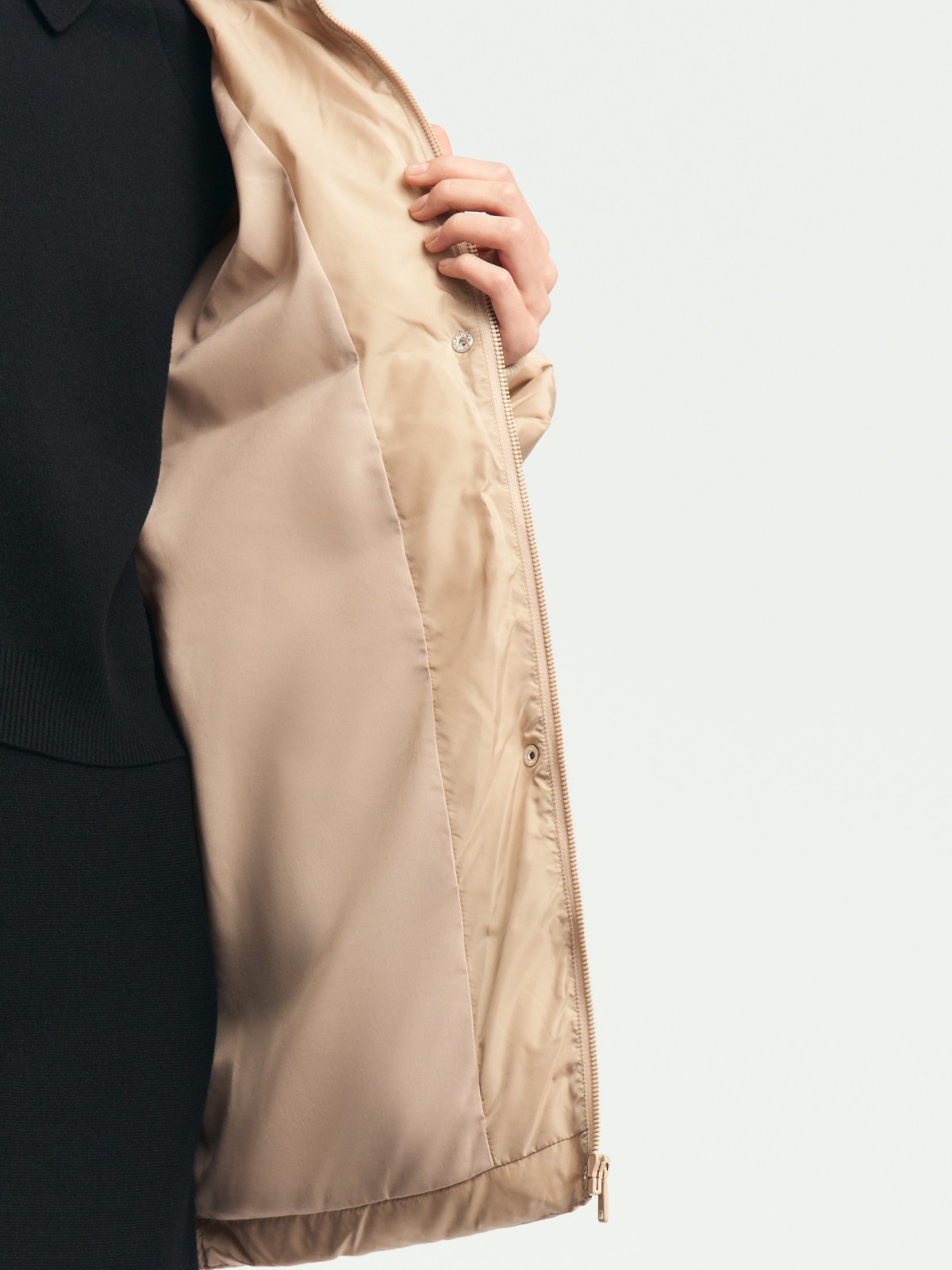 Тёплая куртка с капюшоном и поясом