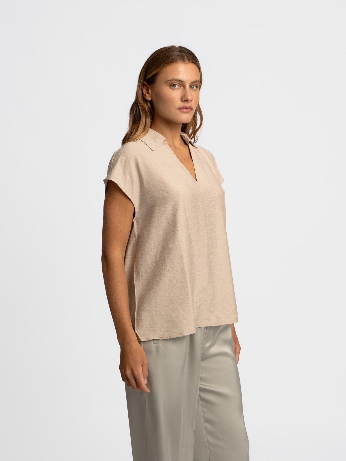 Блузка с вырезом и коротким рукавом