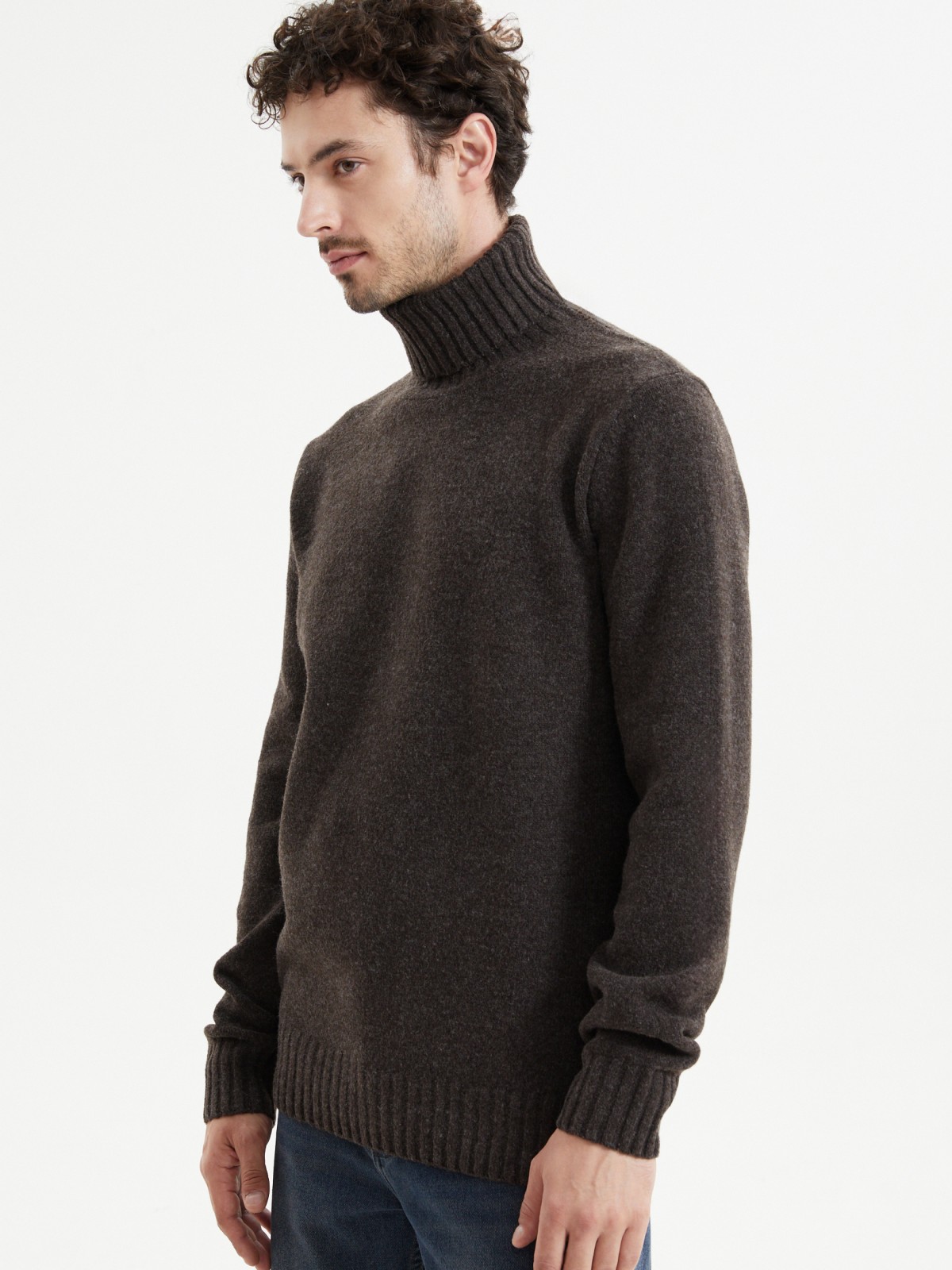 Вязаный свитер с горлом и длинным рукавом