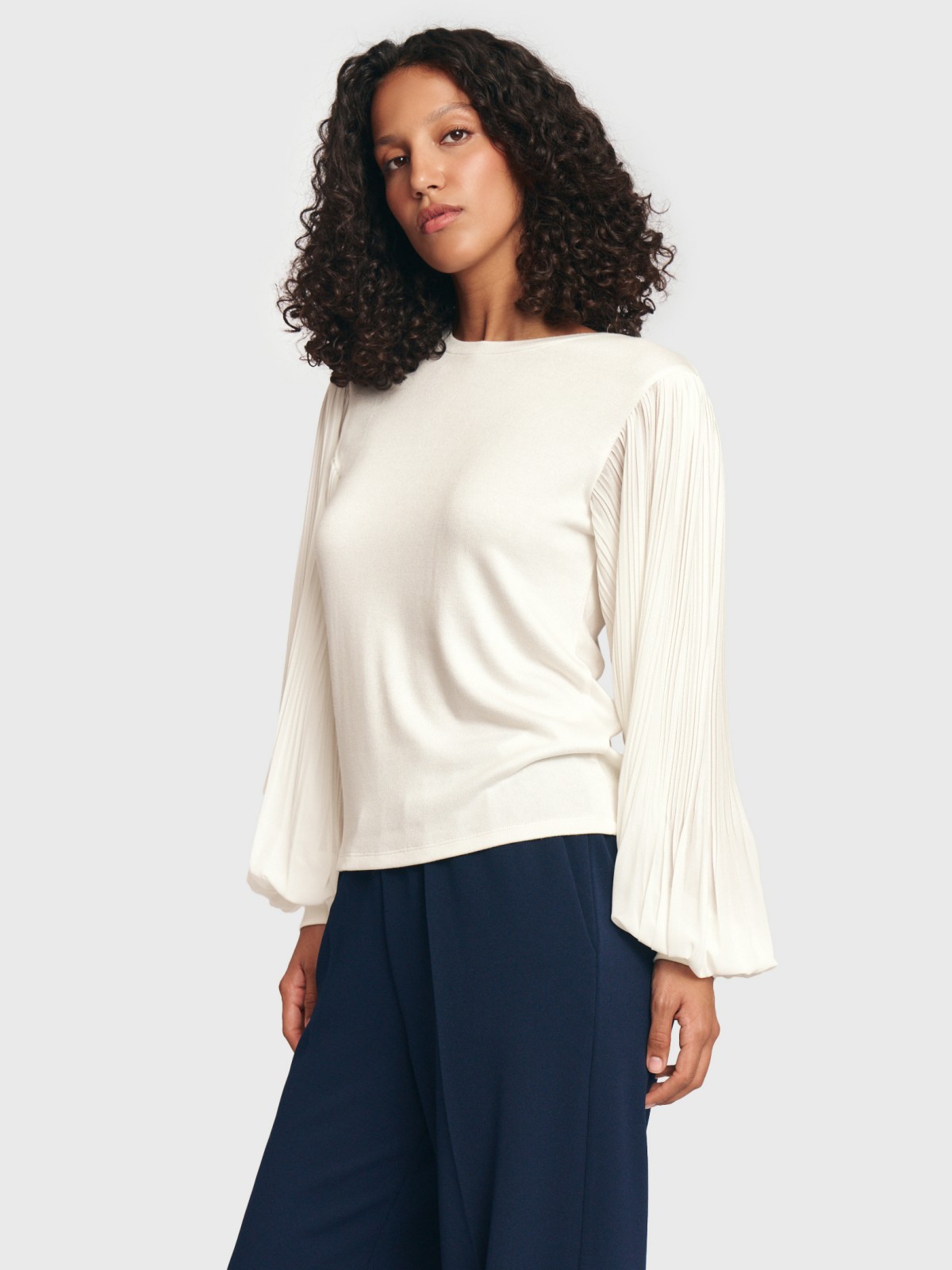 Топ-блузка с акцентными рукавами 999₽